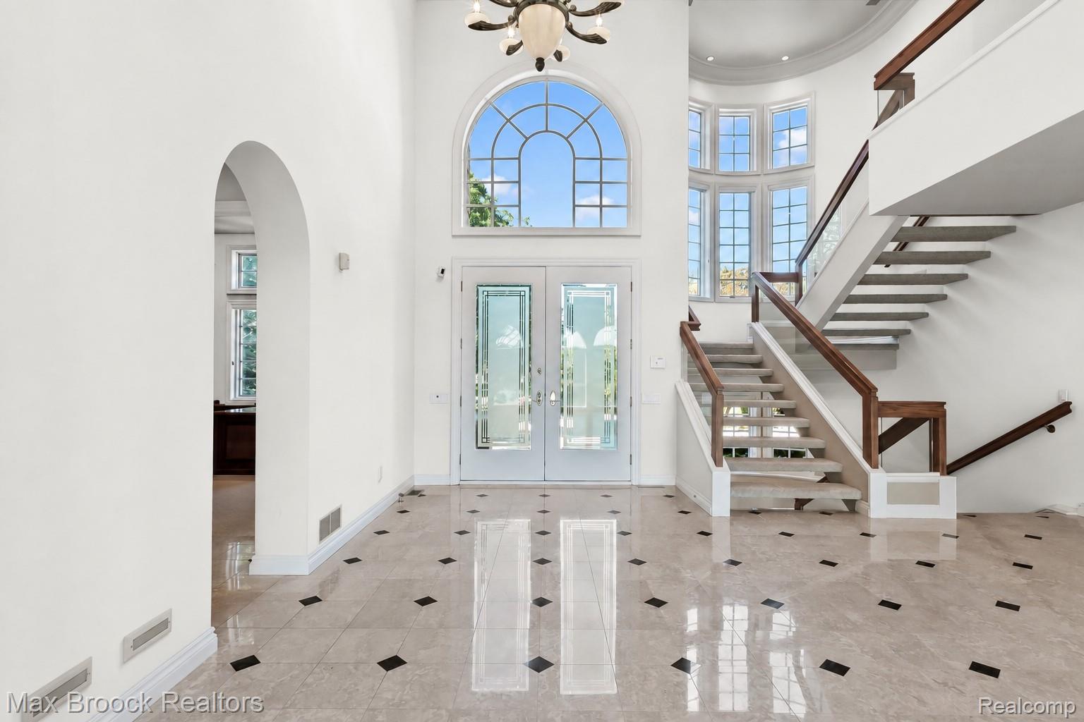 1832 Long Lake Shore Drive