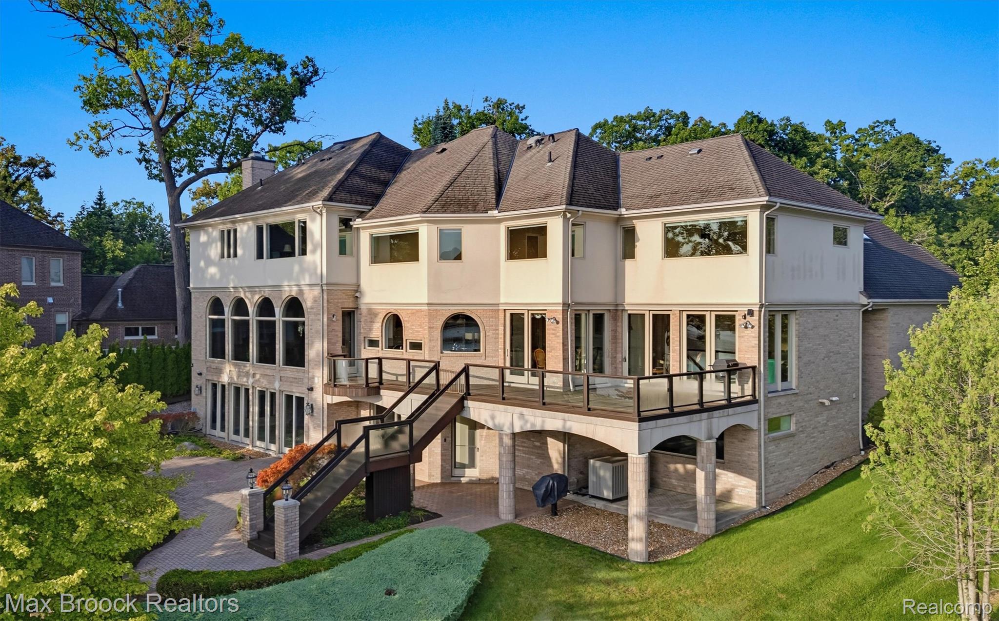 1832 Long Lake Shore Drive