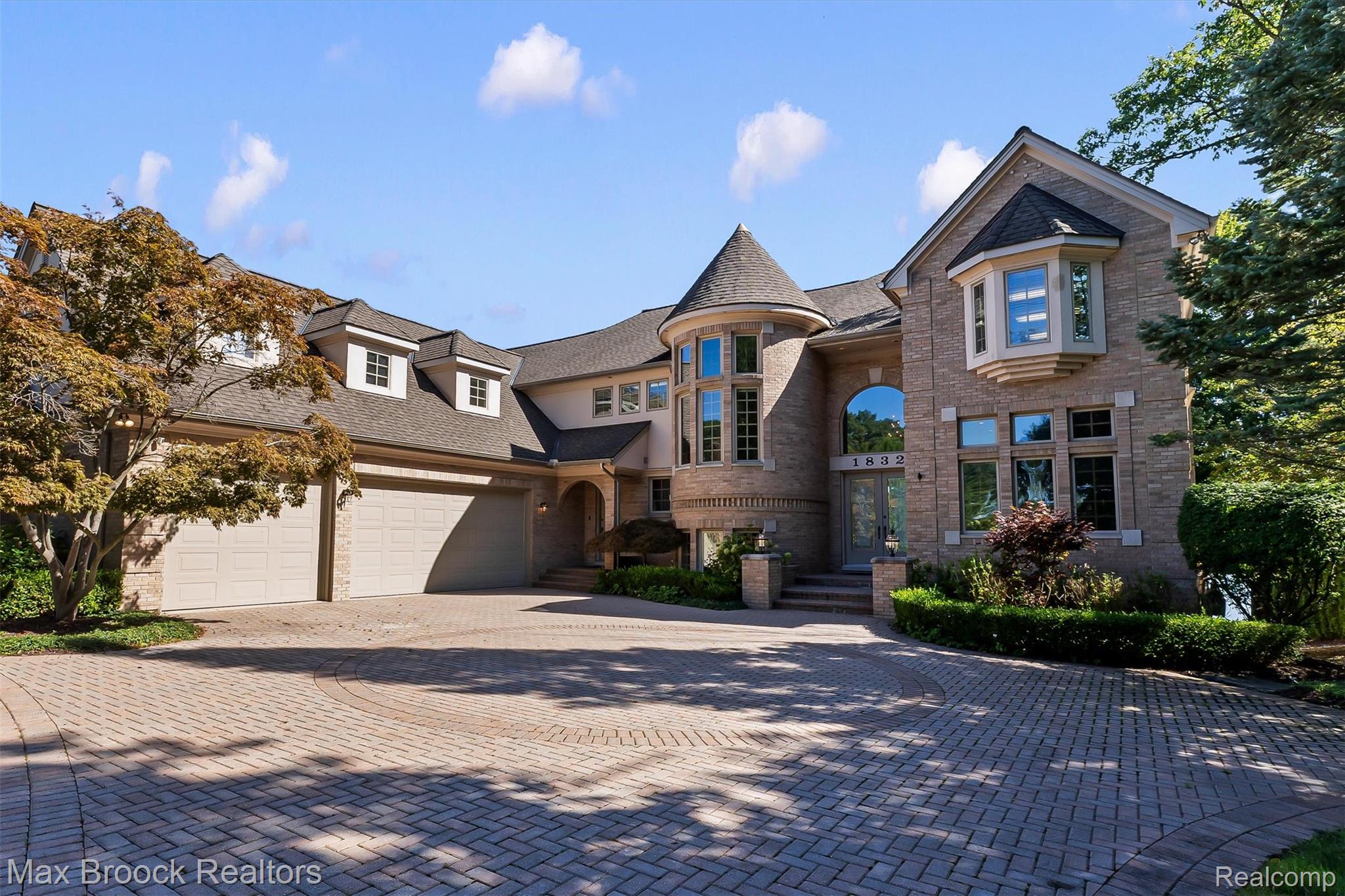 1832 Long Lake Shore Drive