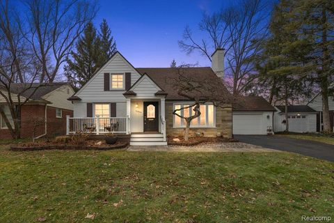 16244 Lauderdale Avenue Beverly Hills Village MI 48025