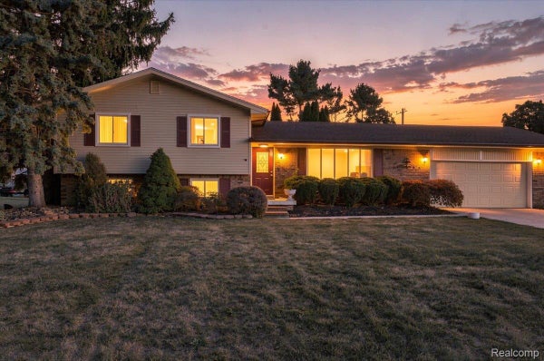 37582 WHITNEY DR, WAYNE, MI 48184 - Image 9fda8c3a546167ec16fe50a4ddef5c8a/1074916808