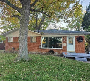 23835 Panama Avenue Warren City MI 48091