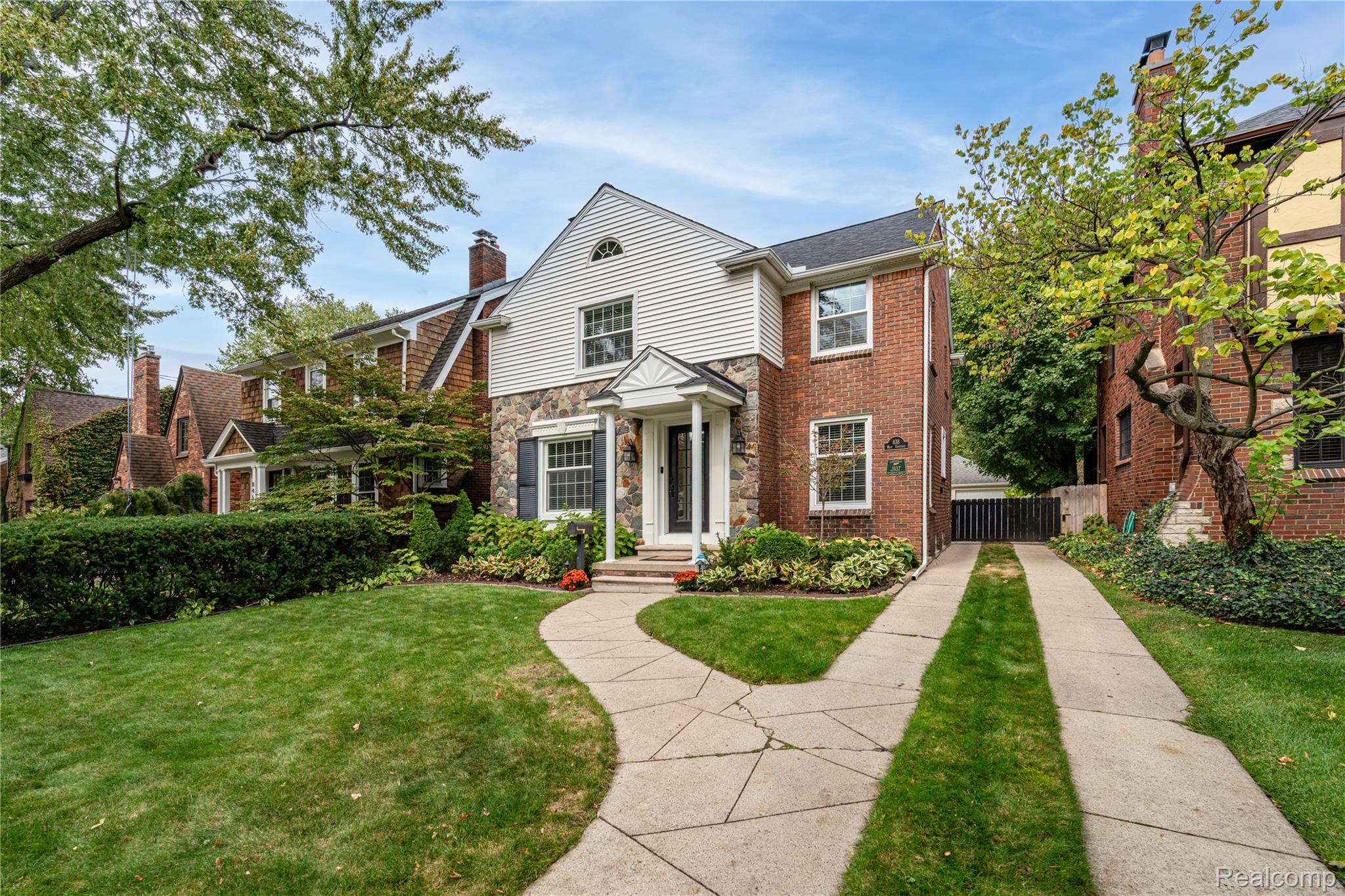 838 W Oakridge Street
