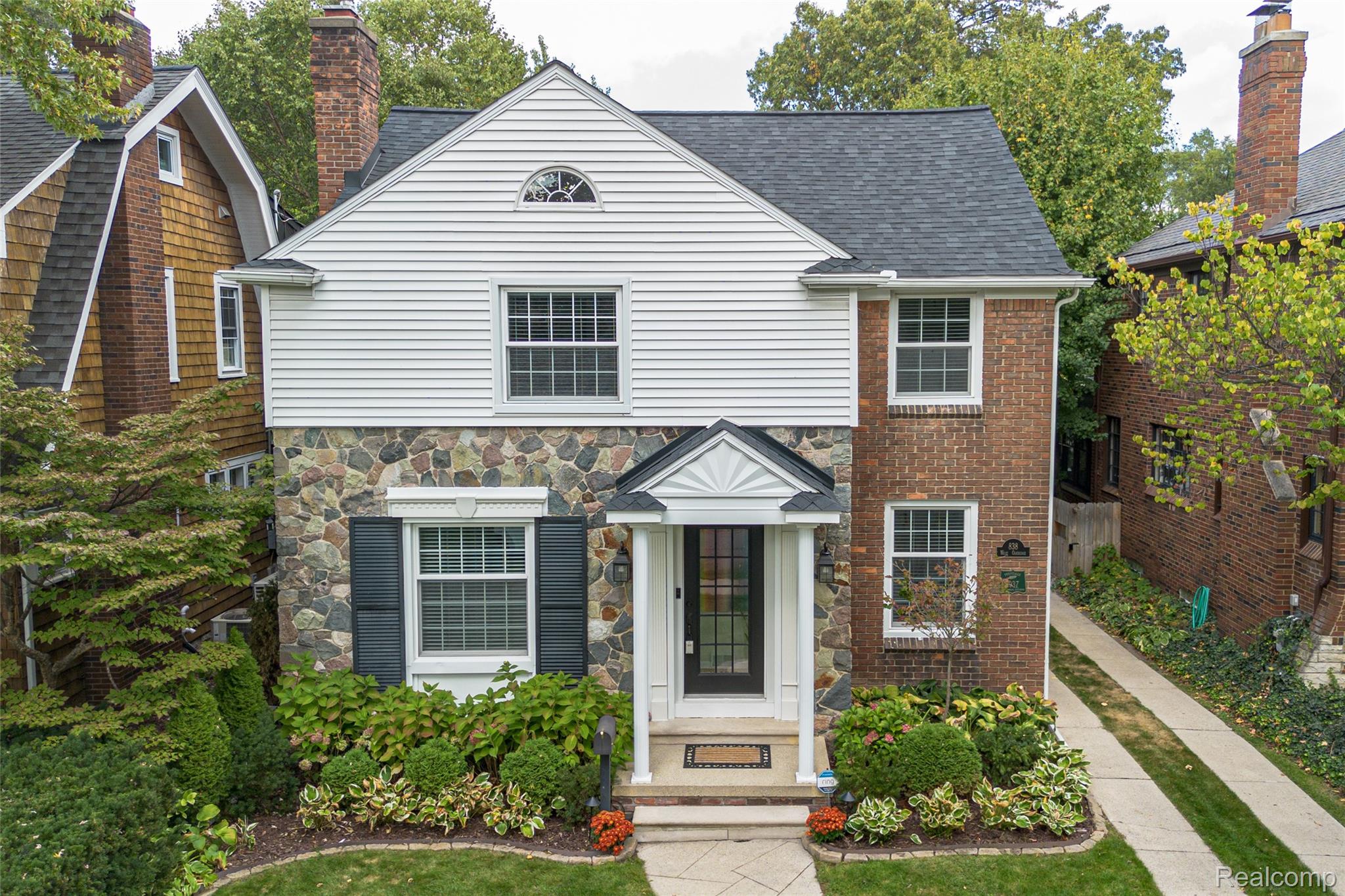 838 W Oakridge Street