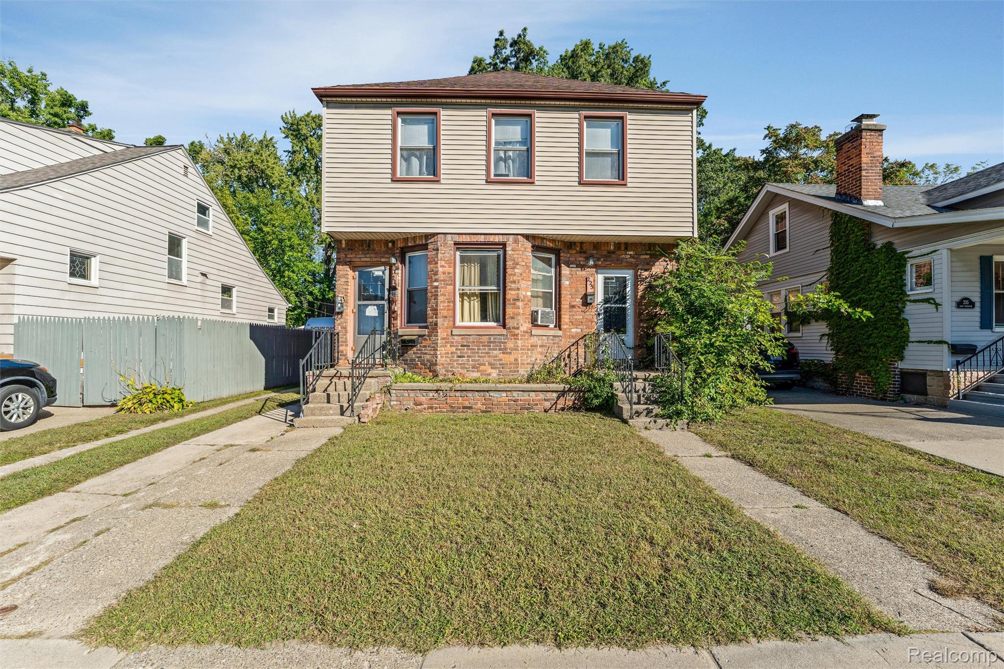 223 E Oakridge Street