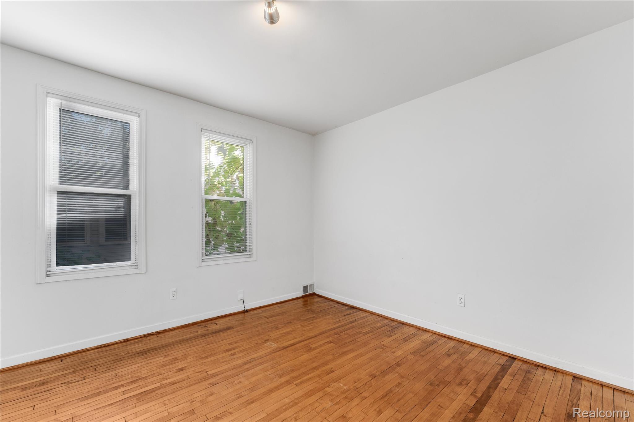 223 E Oakridge Street