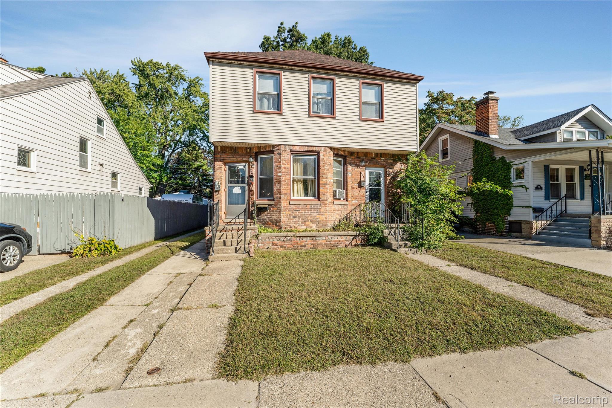 223 E Oakridge Street