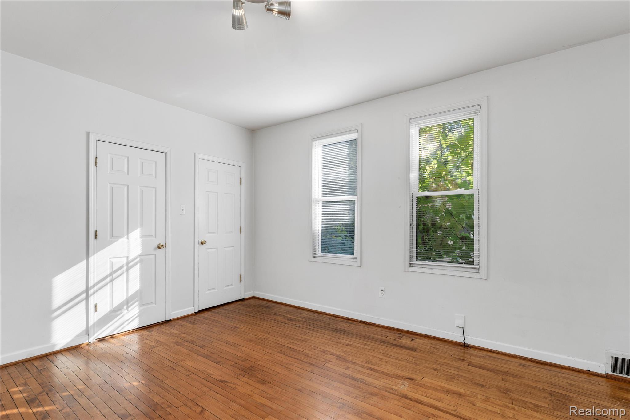 223 E Oakridge Street