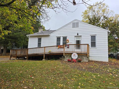 205 Park Avenue Holly Village MI 48442