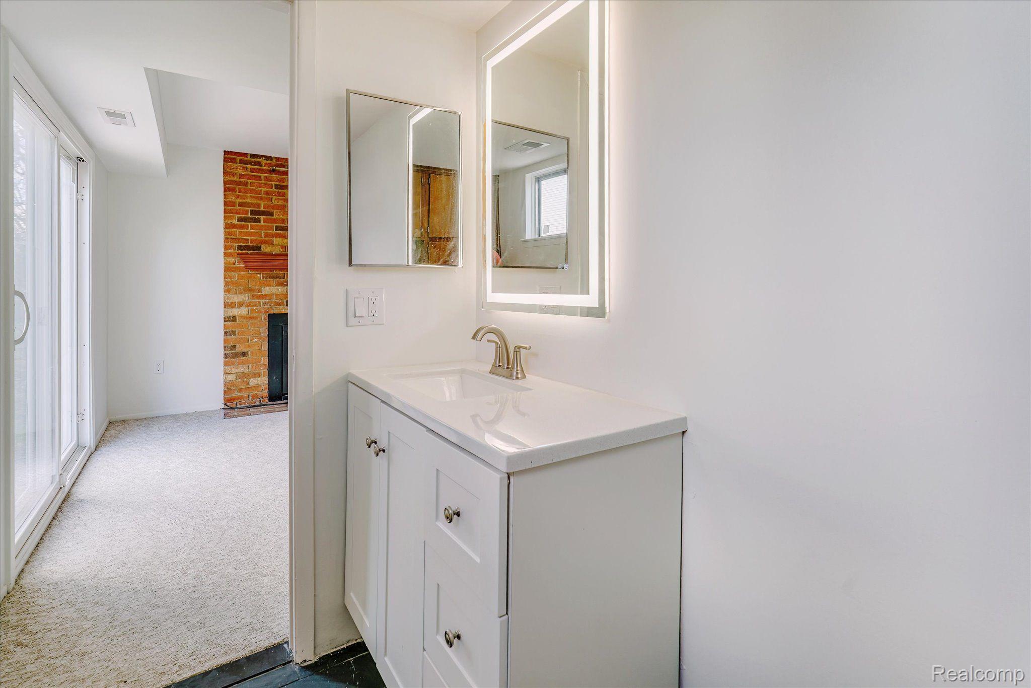 Troy City Oakland, Michigan 48083, United States, 3 Bedrooms Bedrooms, ,2 BathroomsBathrooms,Residential,Active,112136