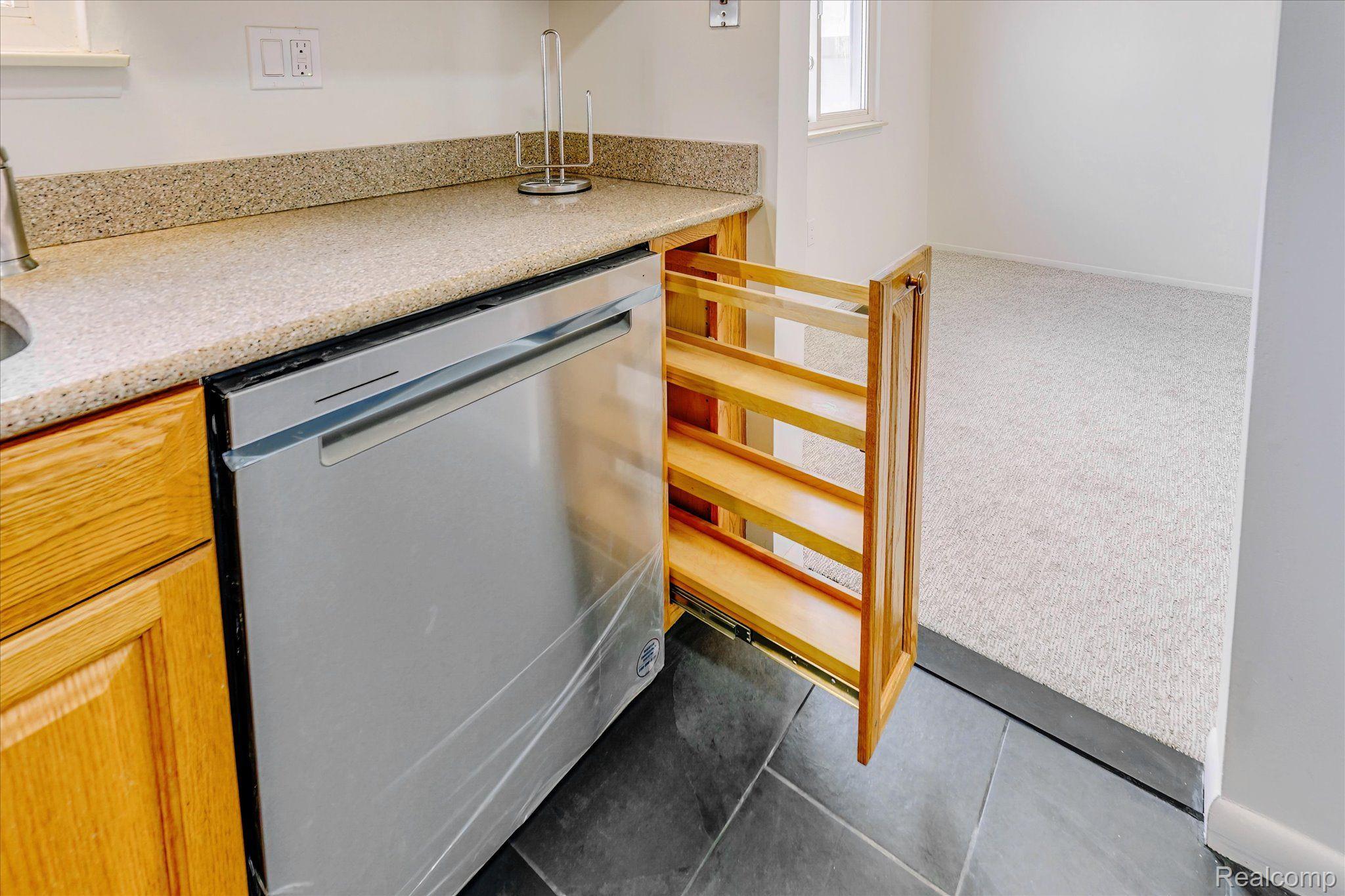 Troy City Oakland, Michigan 48083, United States, 3 Bedrooms Bedrooms, ,2 BathroomsBathrooms,Residential,Active,112136