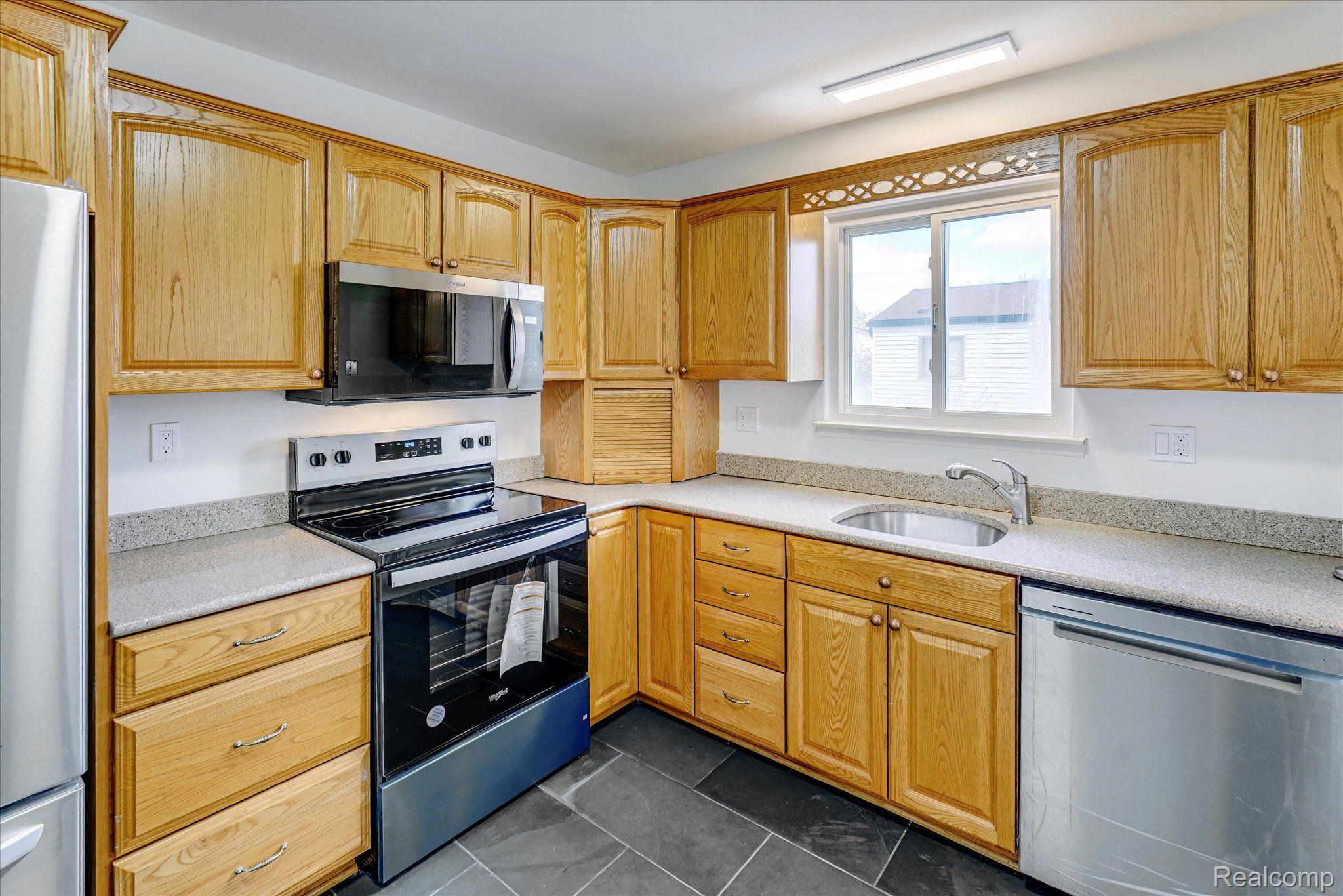 Troy City Oakland, Michigan 48083, United States, 3 Bedrooms Bedrooms, ,2 BathroomsBathrooms,Residential,Active,112136