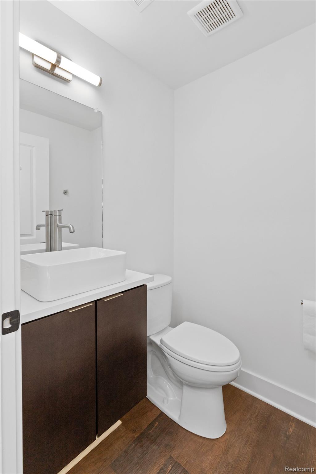 Detroit, Michigan 48208, United States, 2 Bedrooms Bedrooms, ,3 BathroomsBathrooms,Residential,Active,25961