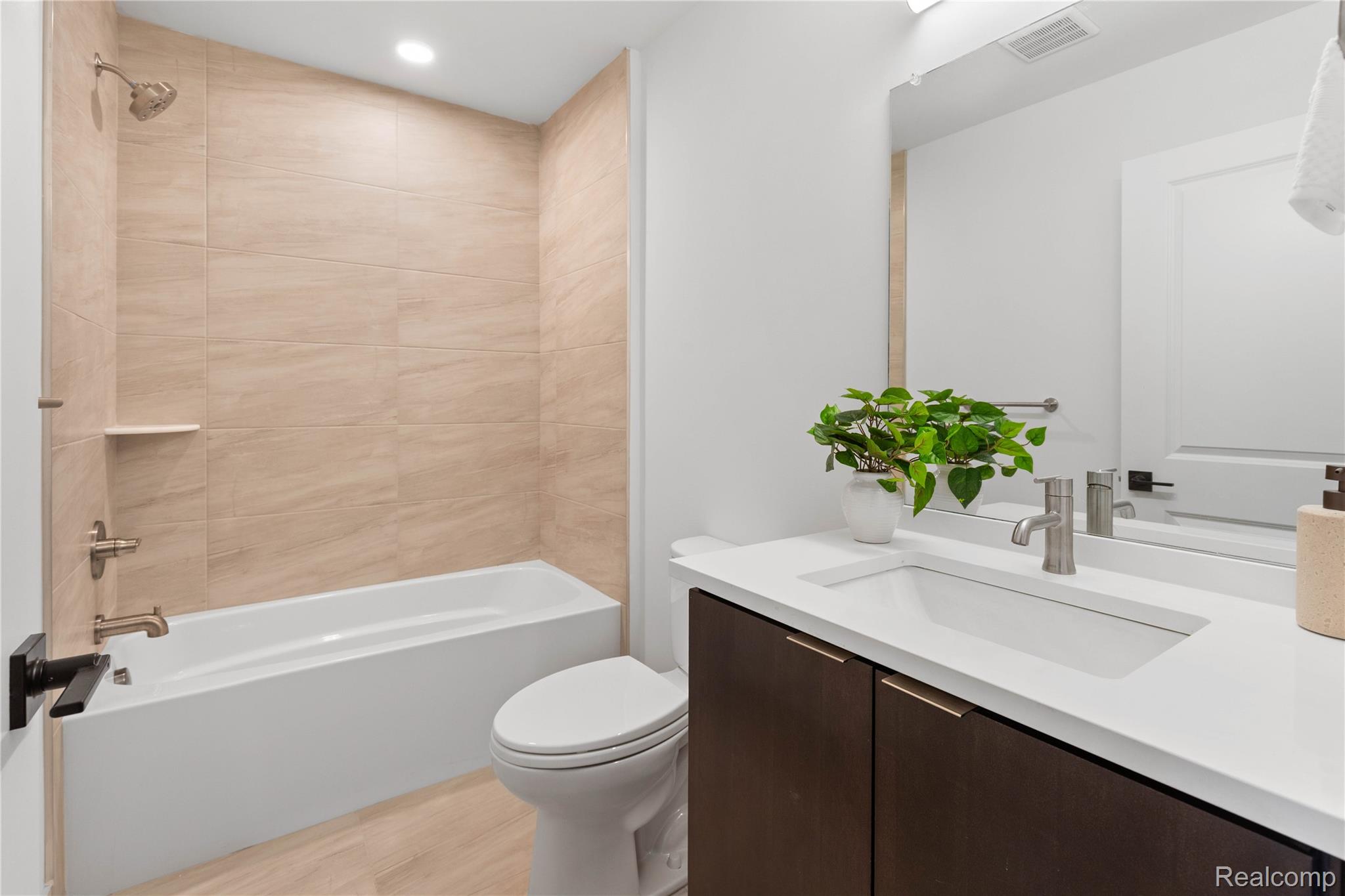 Detroit, Michigan 48208, United States, 2 Bedrooms Bedrooms, ,3 BathroomsBathrooms,Residential,Active,25961