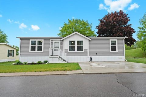 21 Pine Highland Charter Township MI 48357