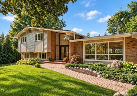 Photo of 2564 Charel Court, West Bloomfield Charter Township, MI 48324 (MLS # 20261084648)