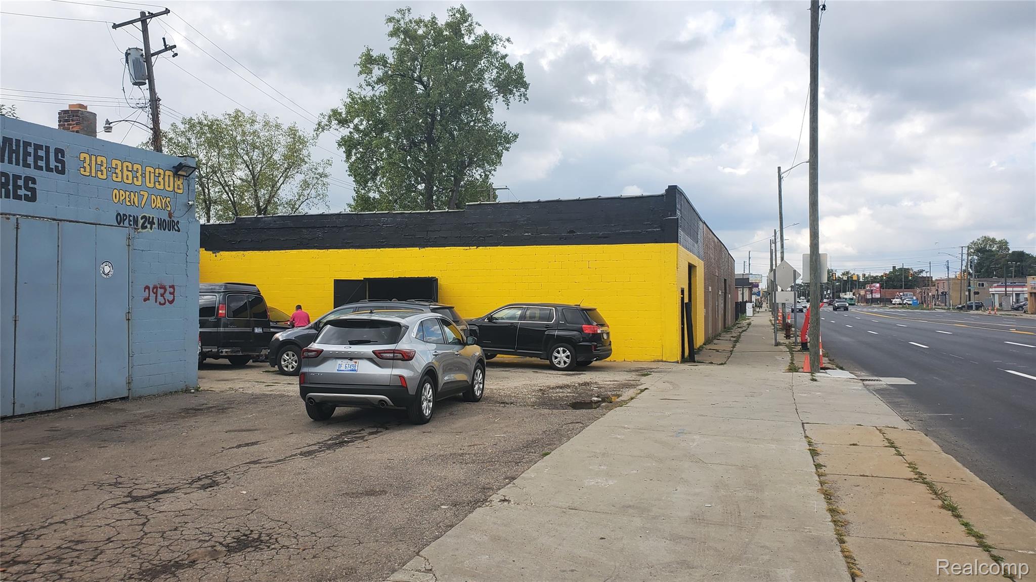 2933 W Davison Avenue W