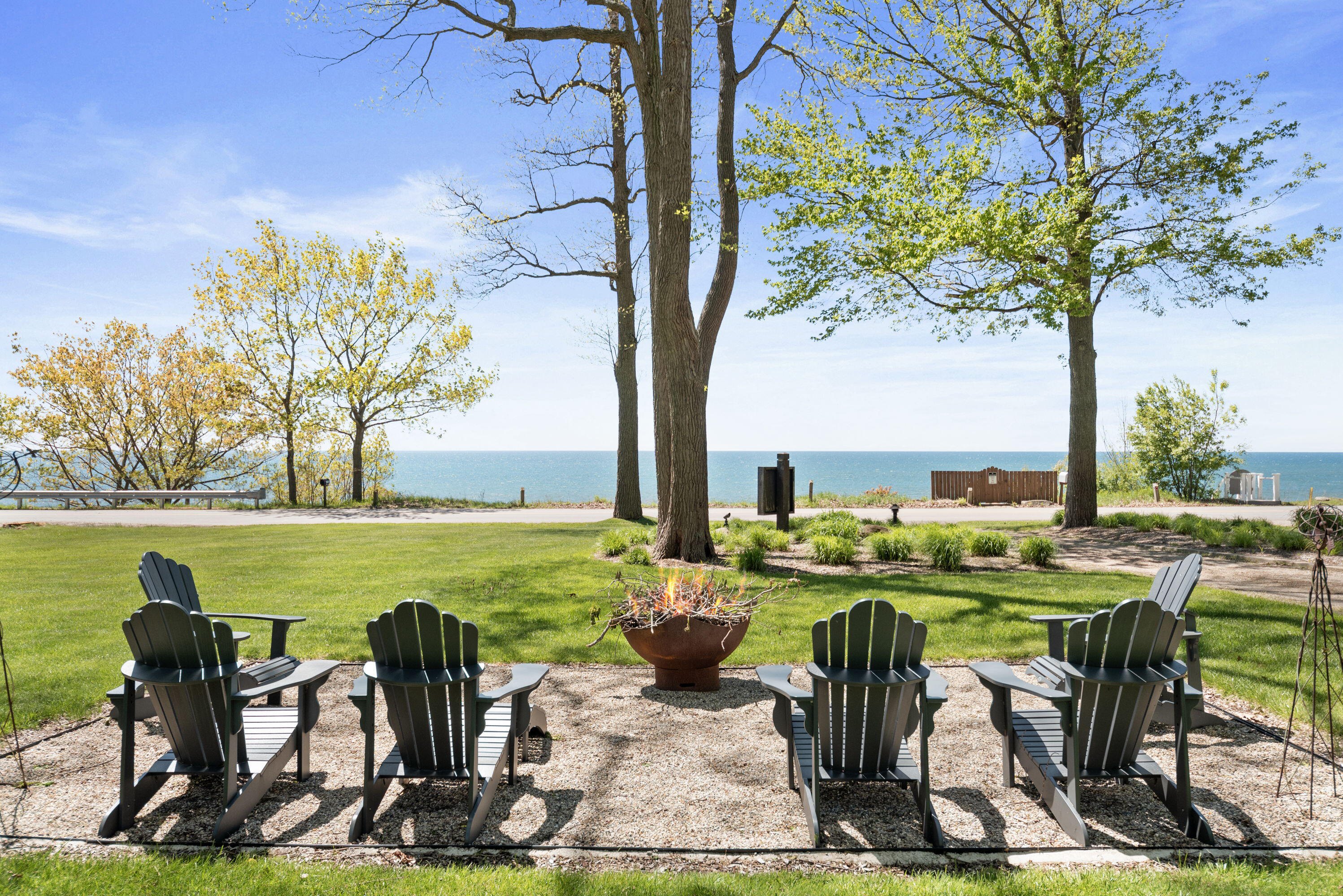 2787 Lakeshore Drive