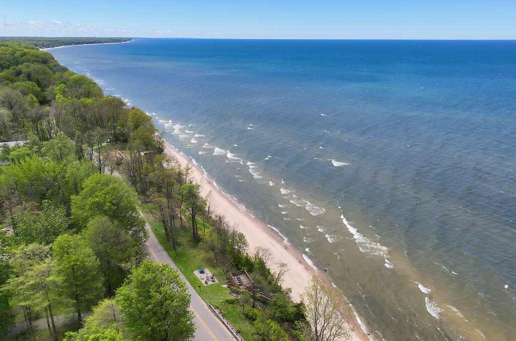 2787 Lakeshore Drive