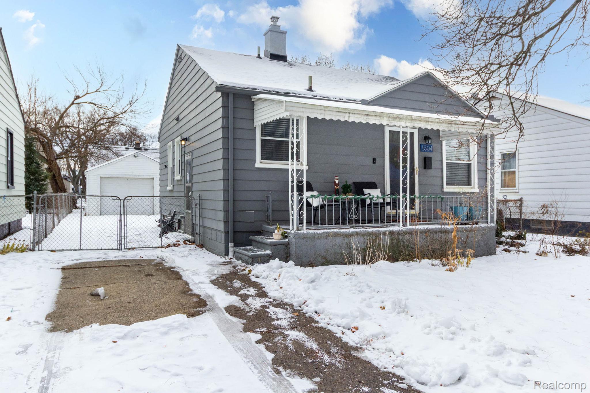 1504 E Maxlow Avenue