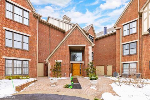 32 Pointe Park Place Grosse Pointe Park City MI 48230