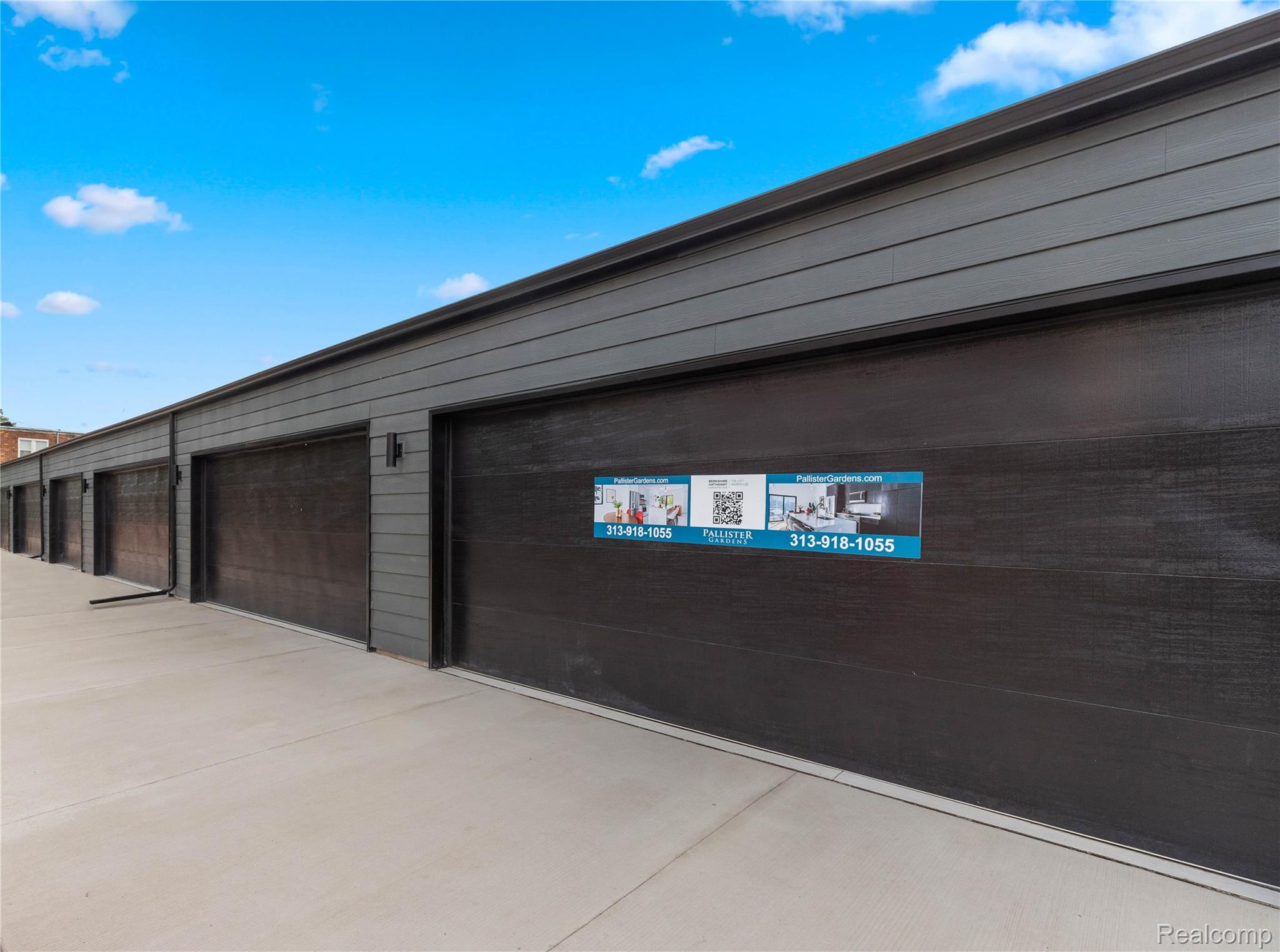 Detroit City, Michigan 48206, United States, 2 Bedrooms Bedrooms, ,3 BathroomsBathrooms,Residential,Active,216692