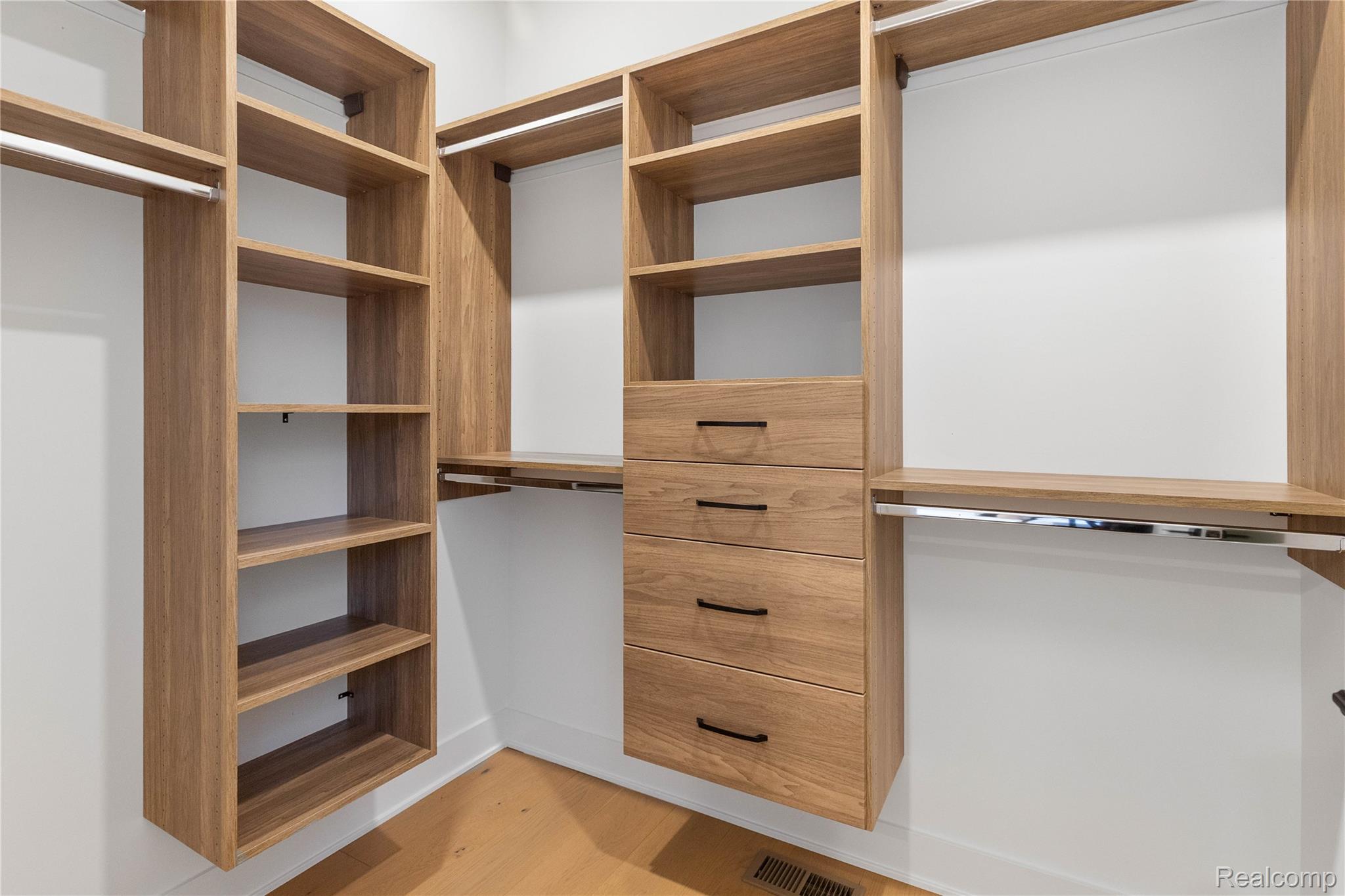 Detroit City, Michigan 48206, United States, 2 Bedrooms Bedrooms, ,3 BathroomsBathrooms,Residential,Active,216692