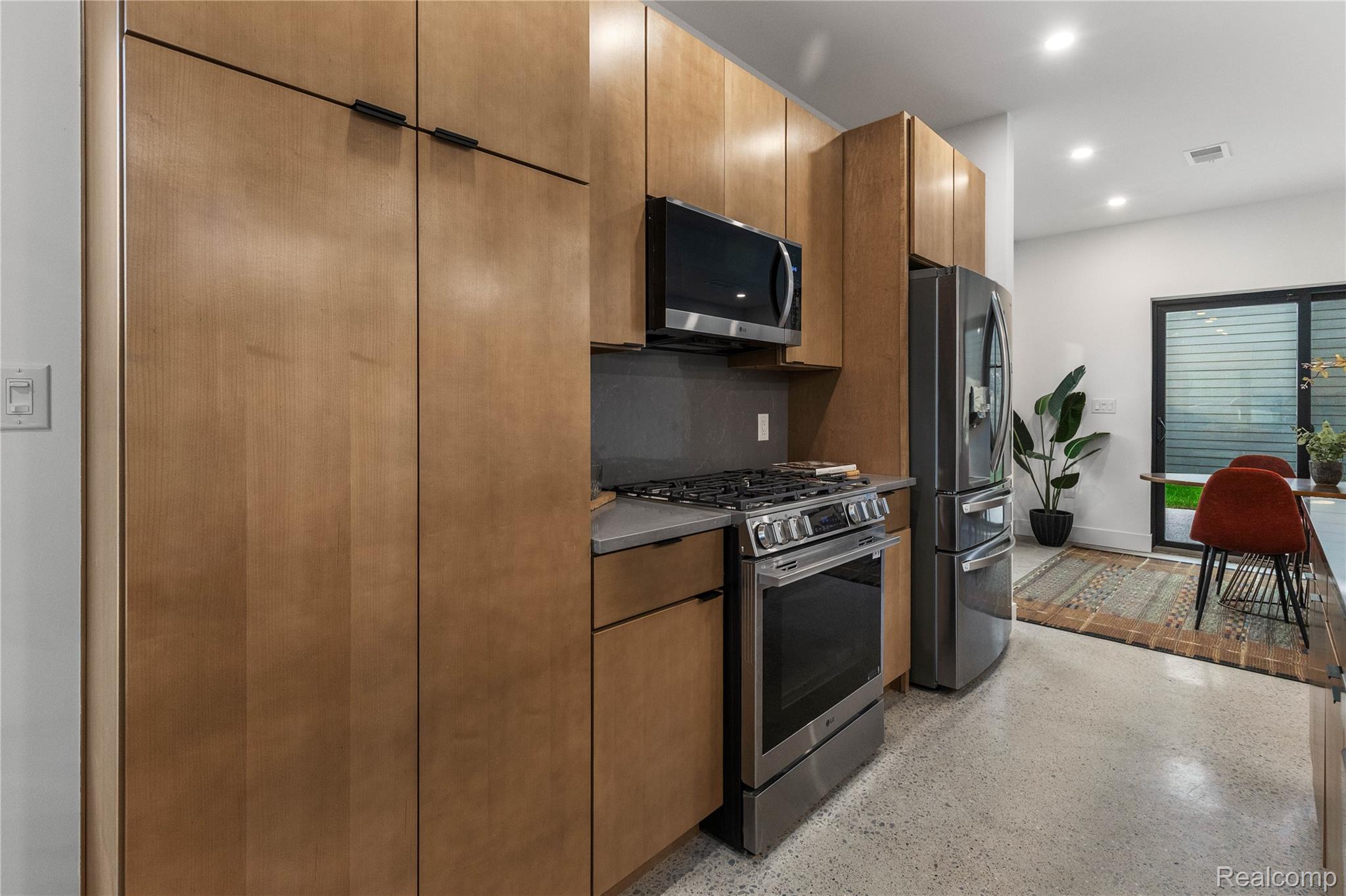 Detroit City, Michigan 48206, United States, 2 Bedrooms Bedrooms, ,3 BathroomsBathrooms,Residential,Active,216692