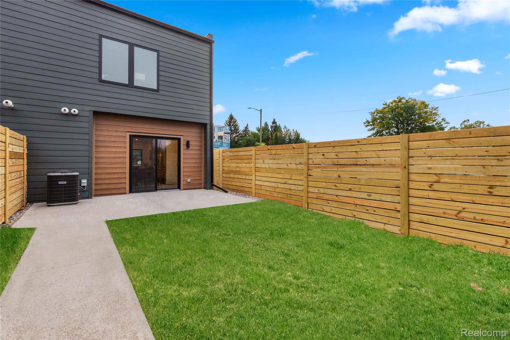 Detroit City, Michigan 48206, United States, 2 Bedrooms Bedrooms, ,3 BathroomsBathrooms,Residential,Active,216692