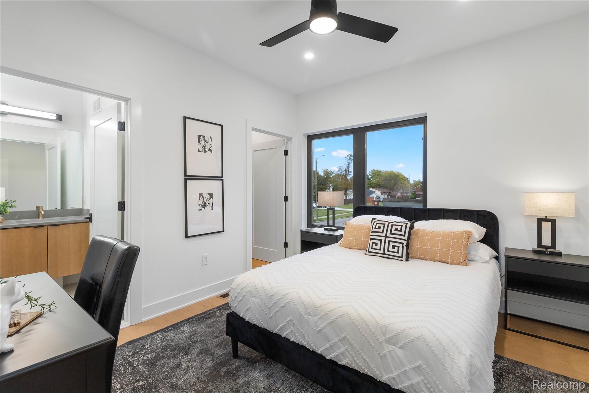 Detroit City, Michigan 48206, United States, 2 Bedrooms Bedrooms, ,3 BathroomsBathrooms,Residential,Active,216692