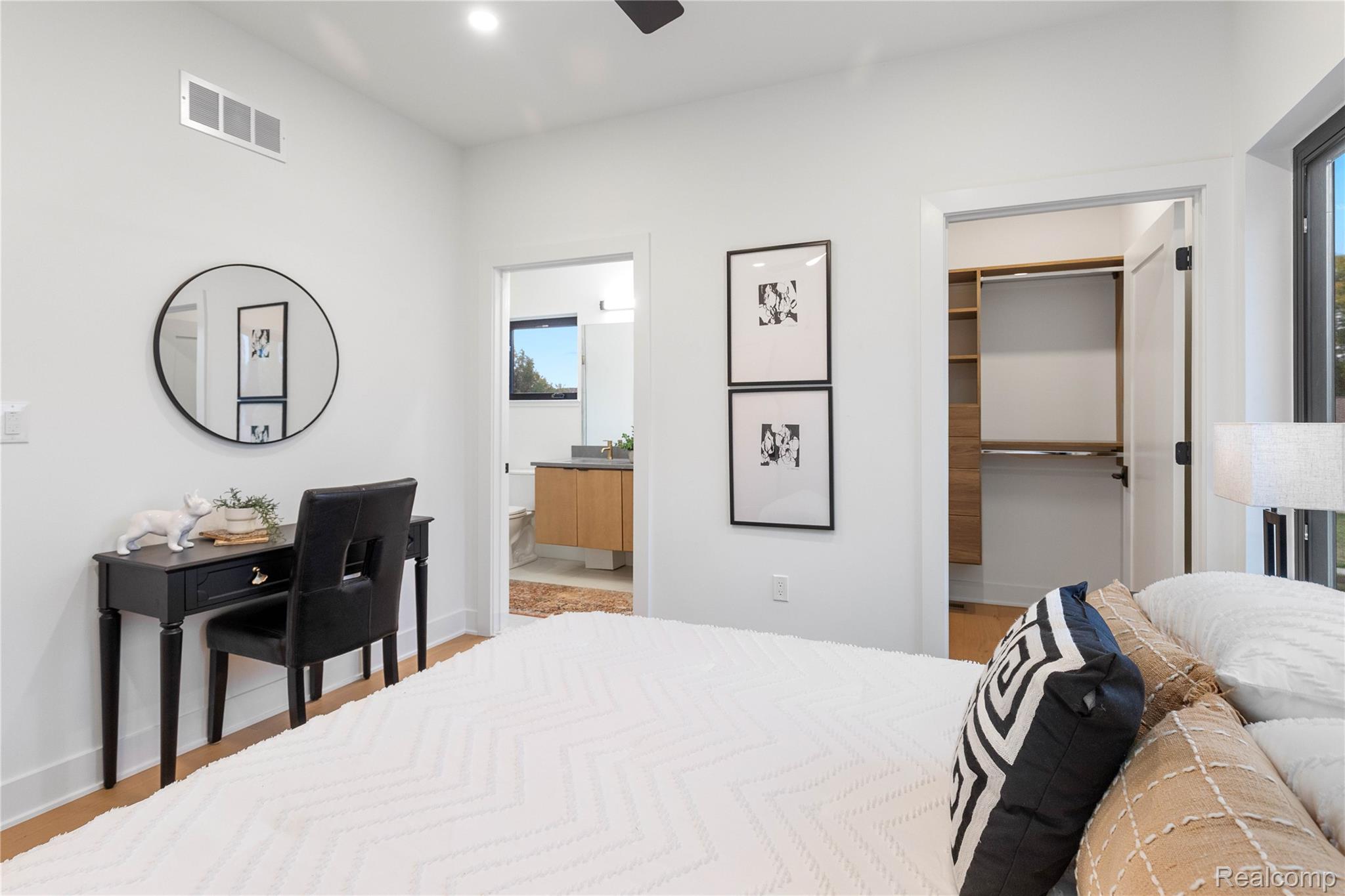 Detroit City, Michigan 48206, United States, 2 Bedrooms Bedrooms, ,3 BathroomsBathrooms,Residential,Active,216692