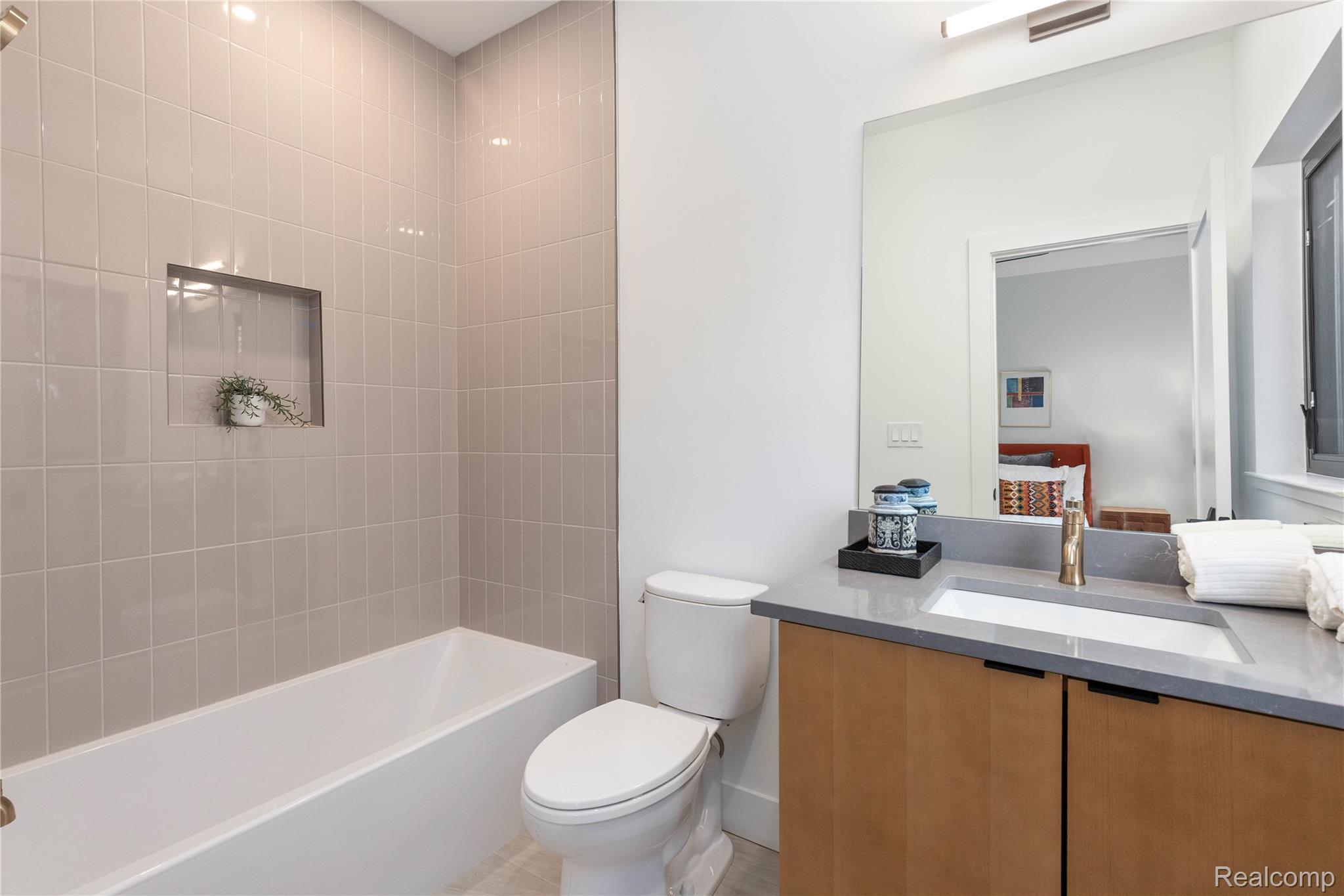 Detroit City, Michigan 48206, United States, 2 Bedrooms Bedrooms, ,3 BathroomsBathrooms,Residential,Active,216692