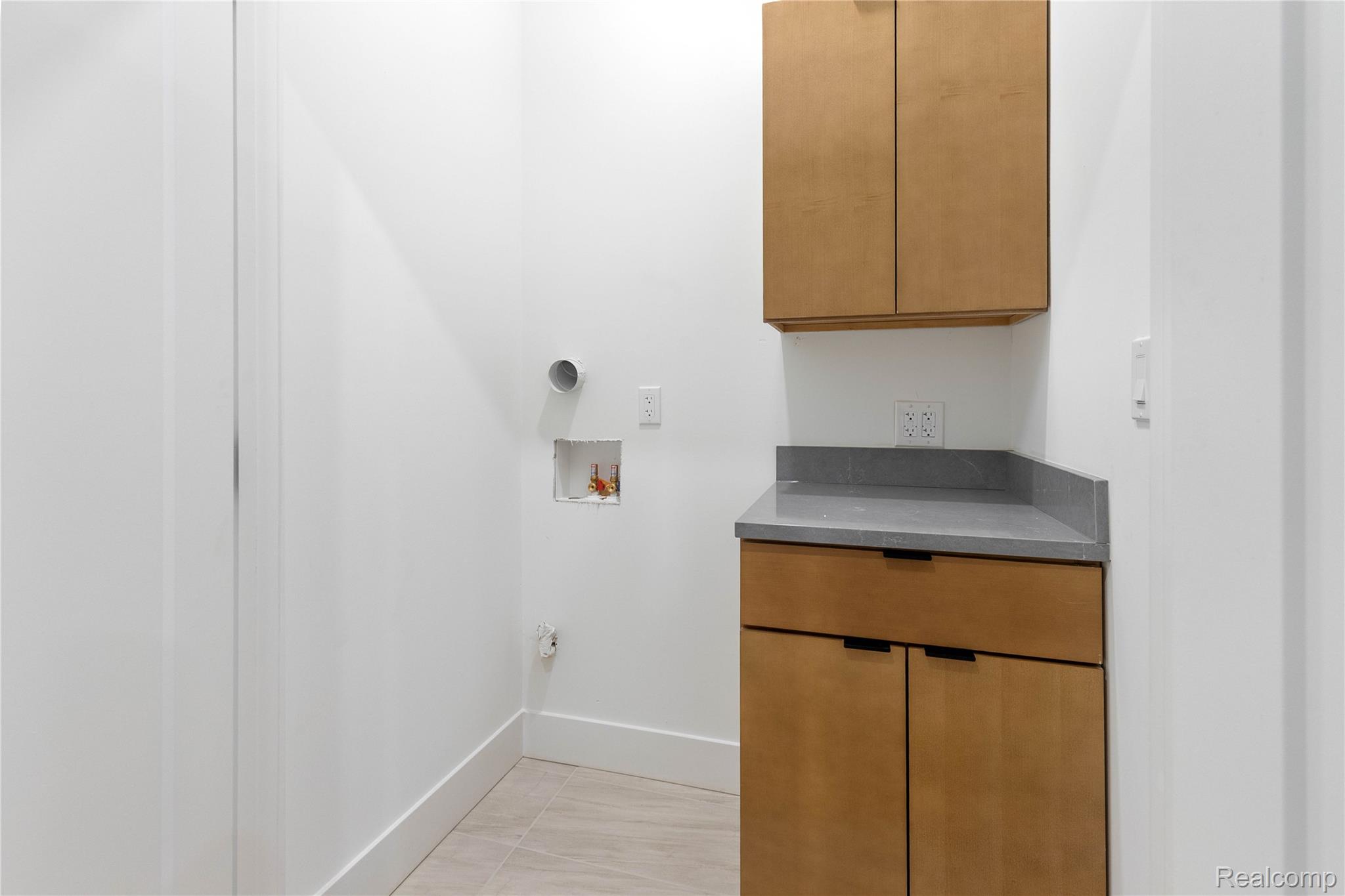 Detroit City, Michigan 48206, United States, 2 Bedrooms Bedrooms, ,3 BathroomsBathrooms,Residential,Active,216692