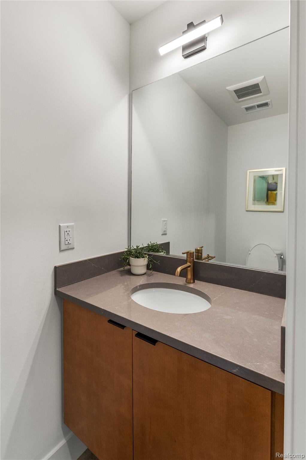 Detroit City, Michigan 48206, United States, 2 Bedrooms Bedrooms, ,3 BathroomsBathrooms,Residential,Active,216692