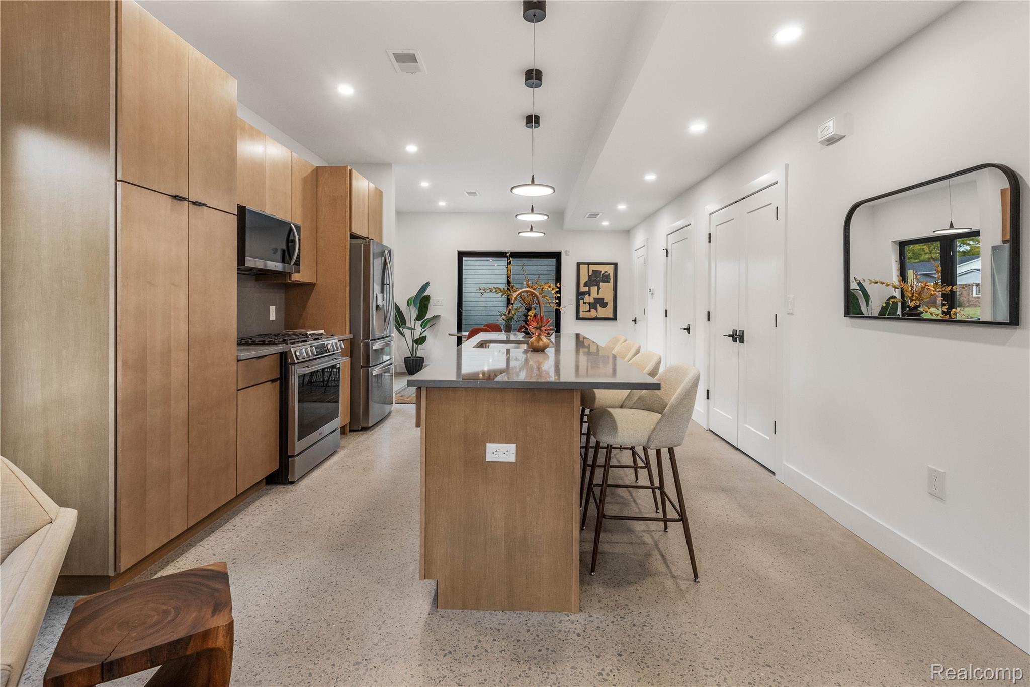 Detroit City, Michigan 48206, United States, 2 Bedrooms Bedrooms, ,3 BathroomsBathrooms,Residential,Active,216692