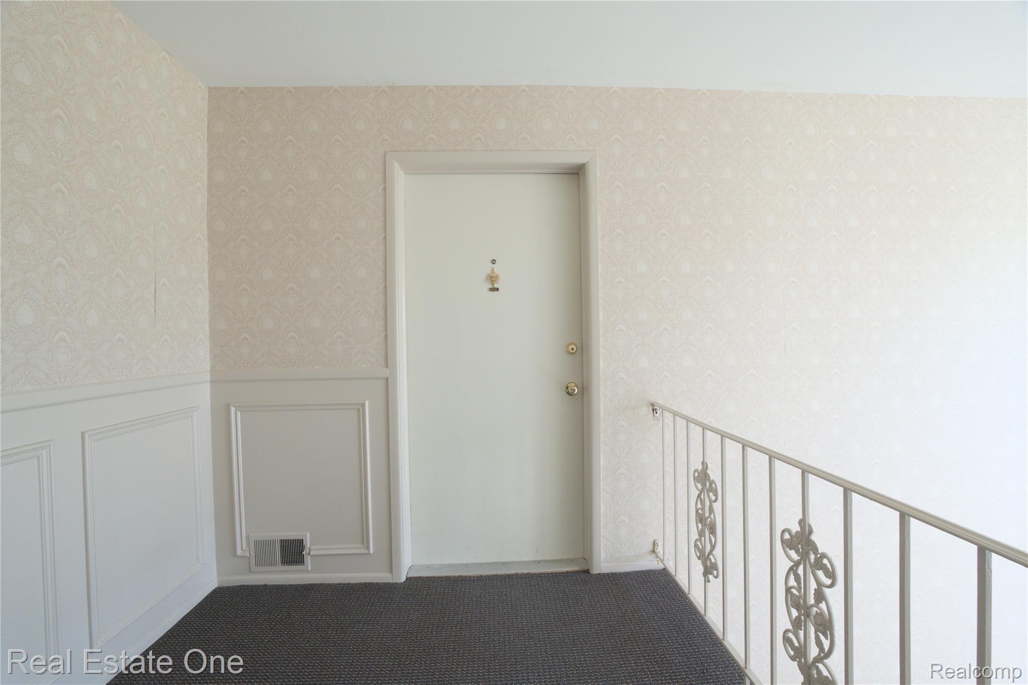 657 E Fox Hills Drive