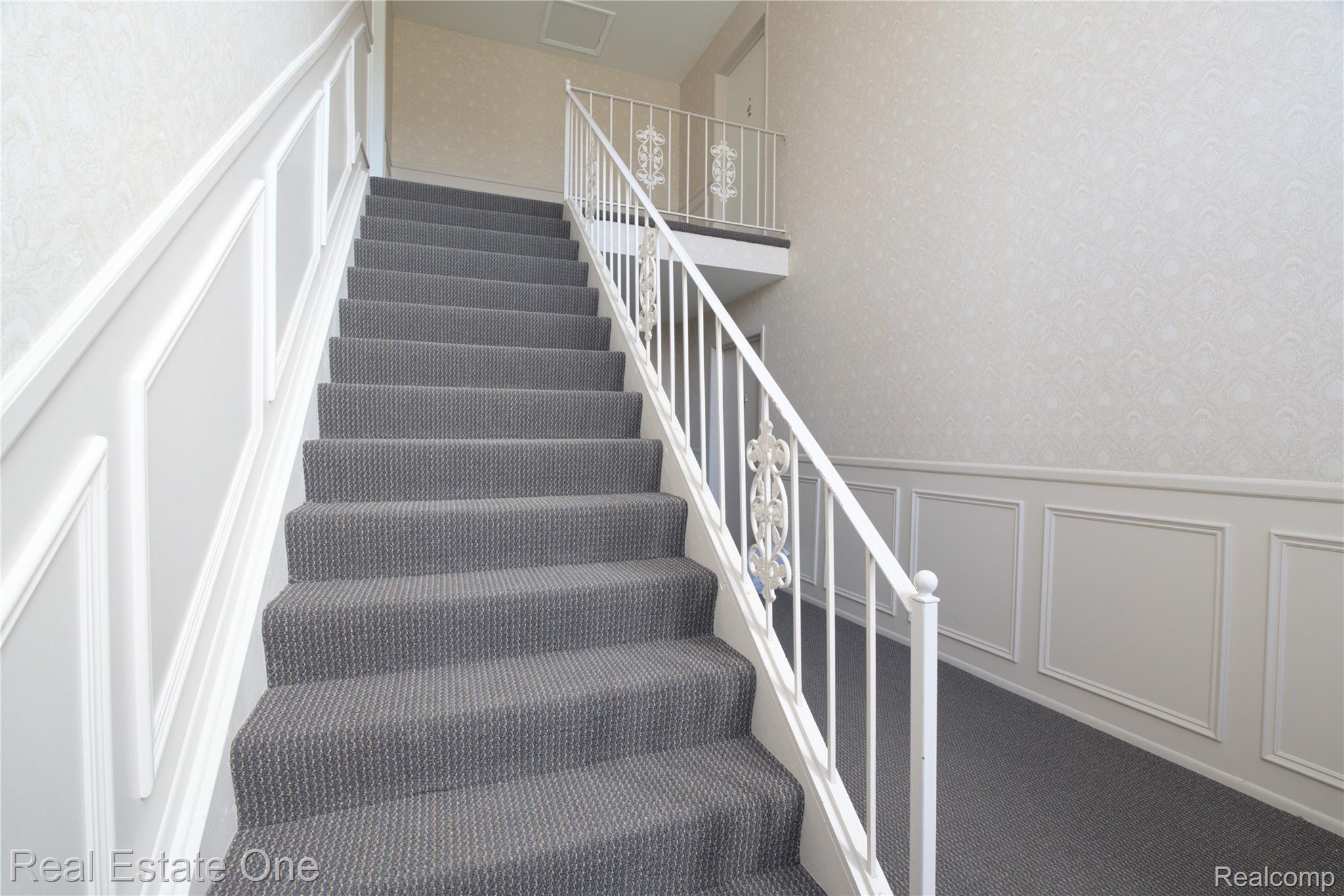 657 E Fox Hills Drive