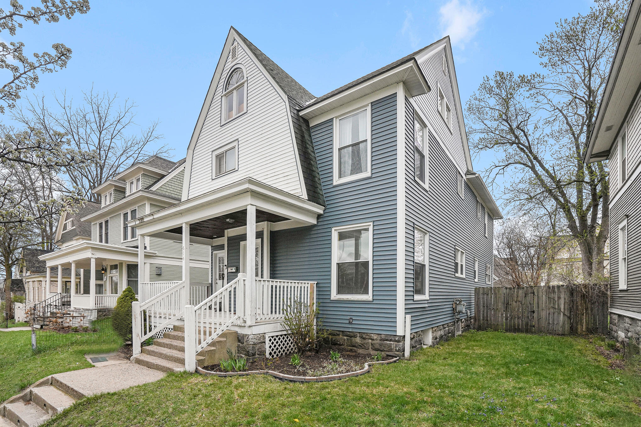 614 Crescent Street NE