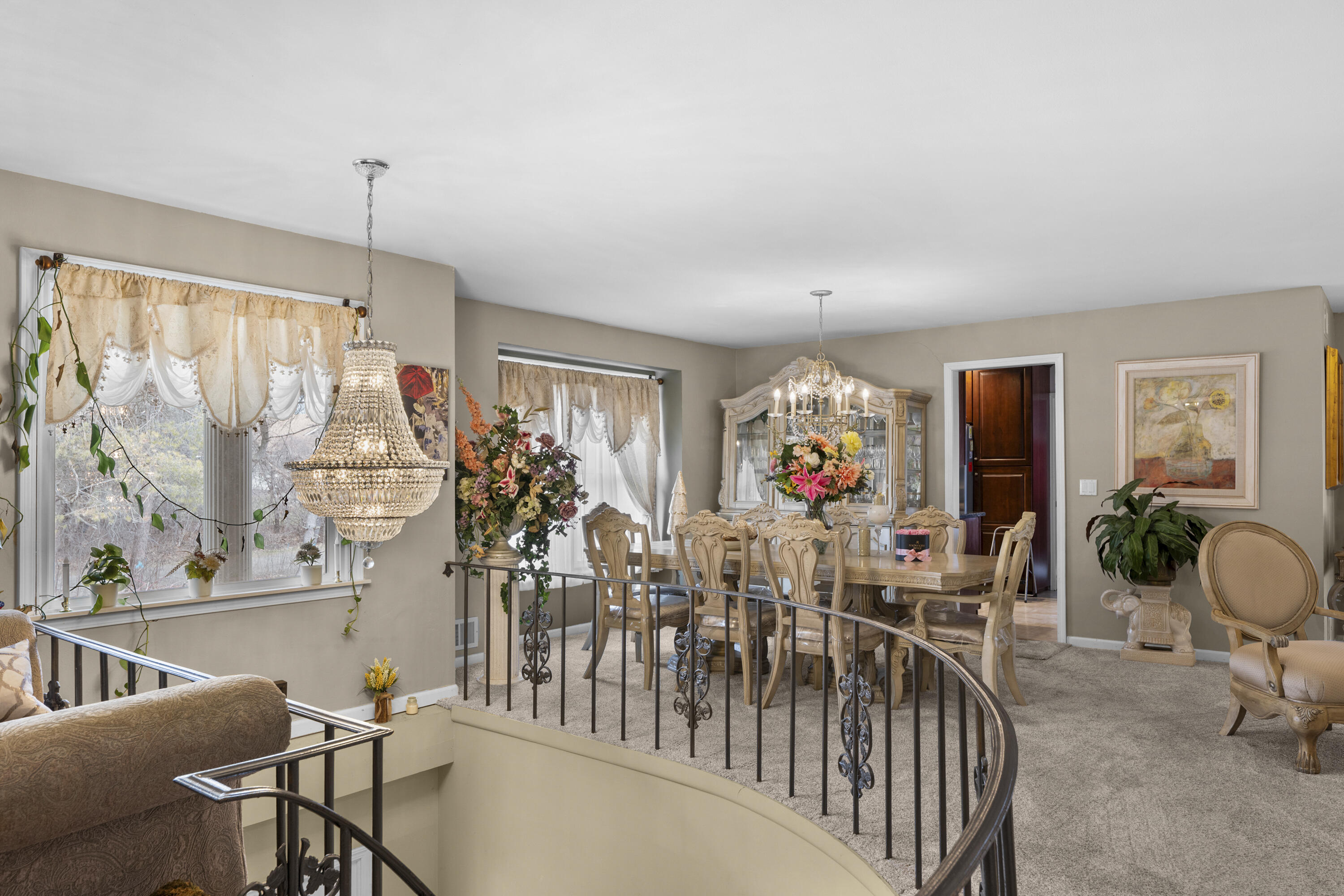 4376 Knightsbridge Lane