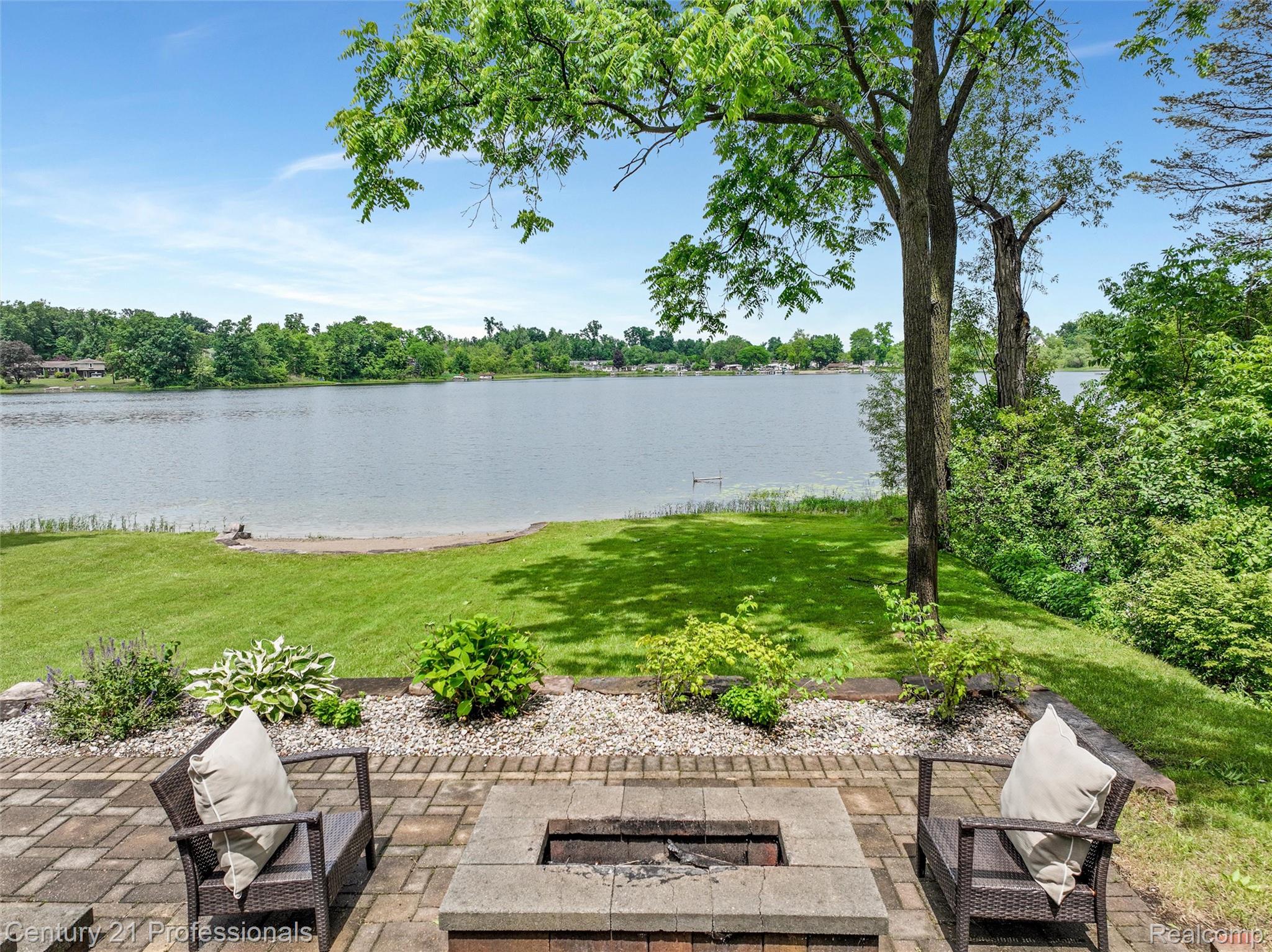 1052 Maple Heights Drive