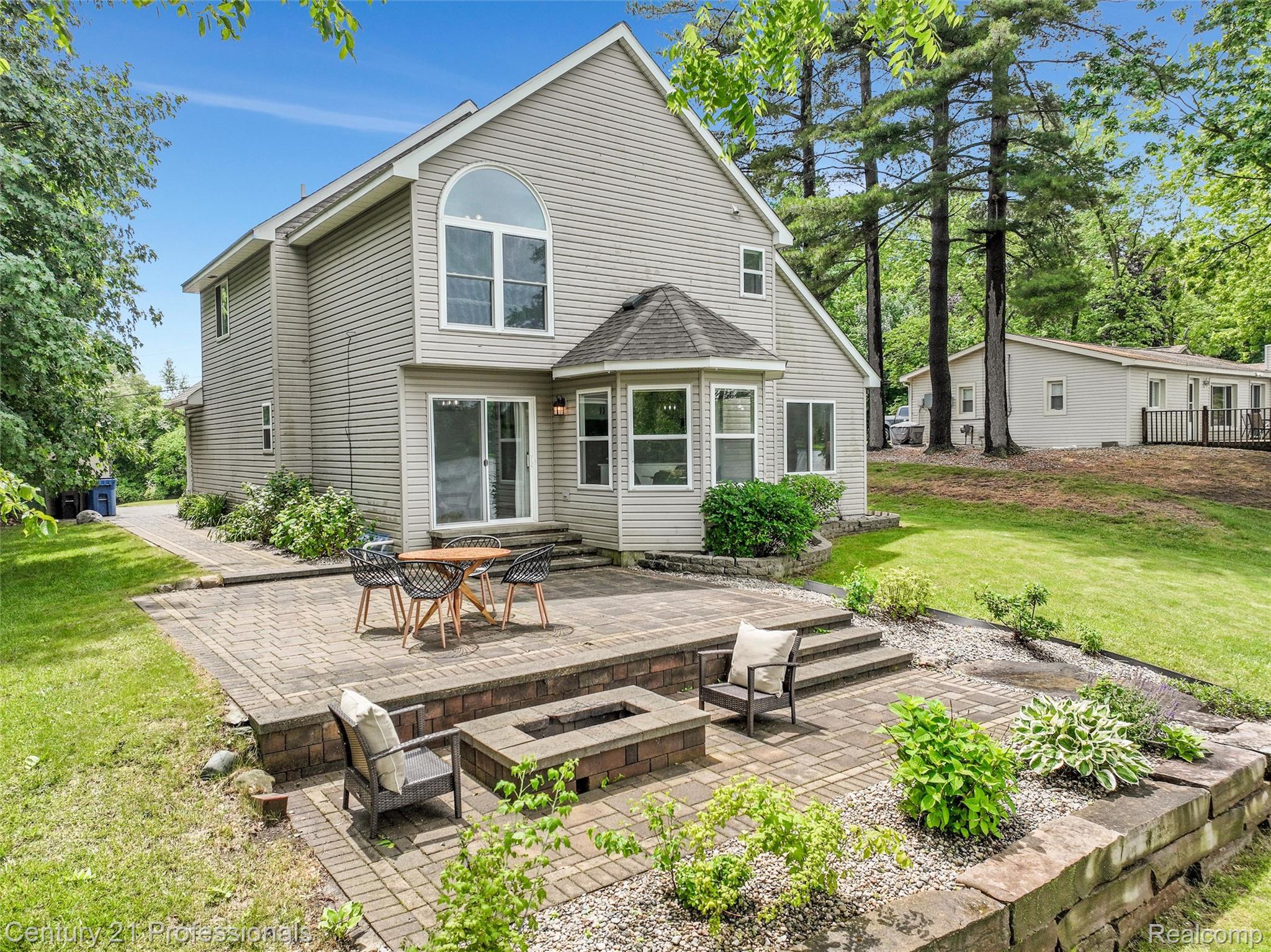 1052 Maple Heights Drive