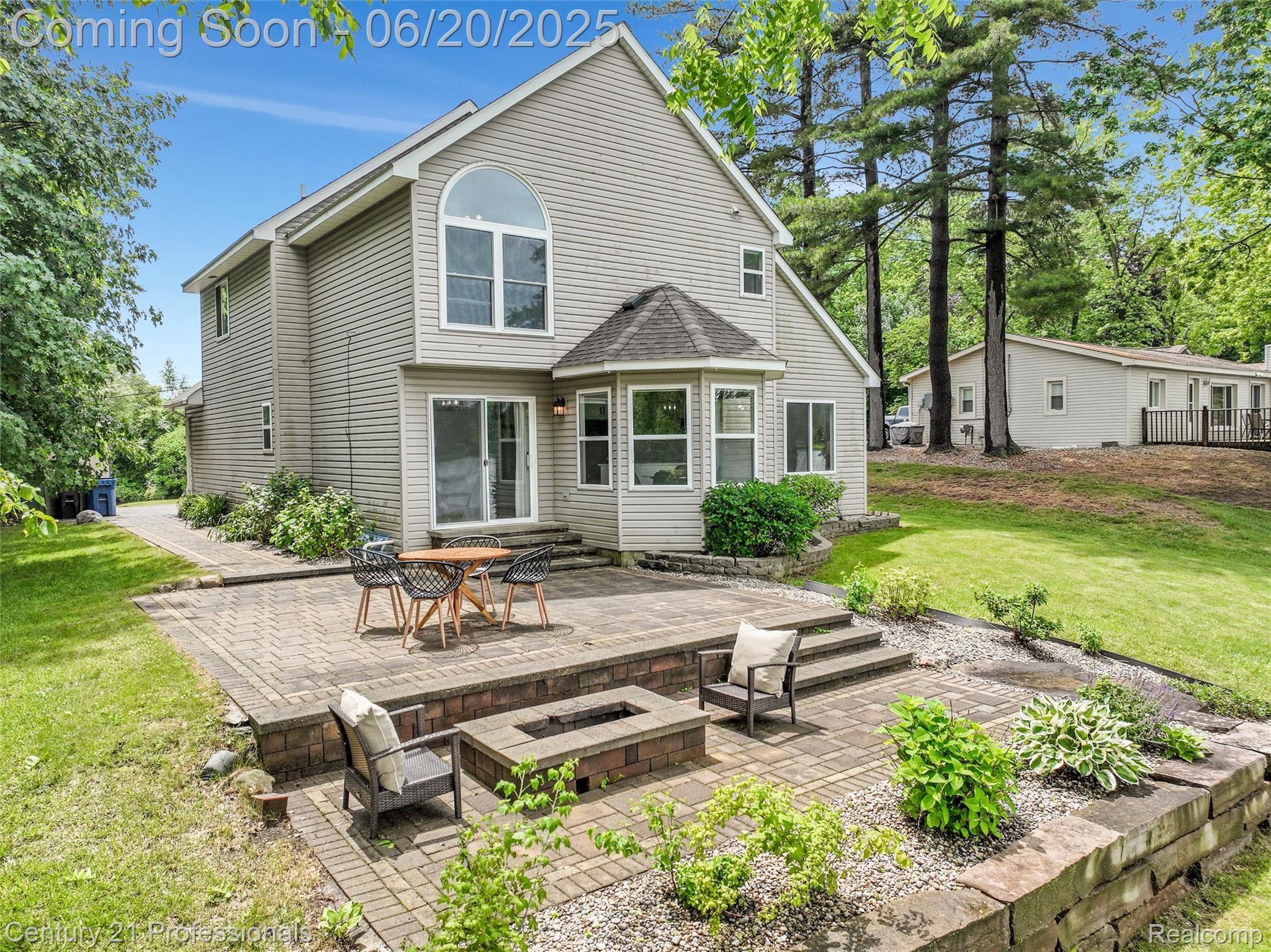 1052 Maple Heights Drive