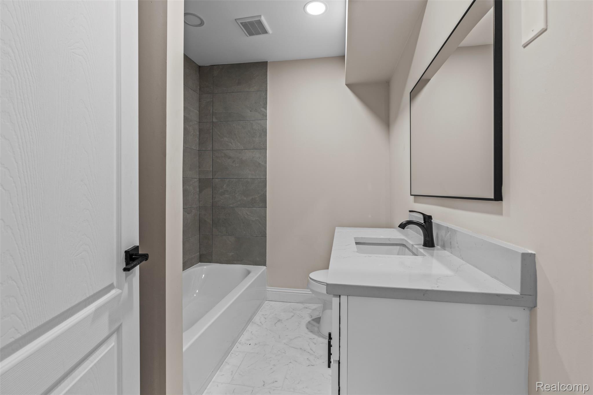 St Clair Shores City, Michigan 48082, United States, 5 Bedrooms Bedrooms, ,3 BathroomsBathrooms,Residential,Active,219943