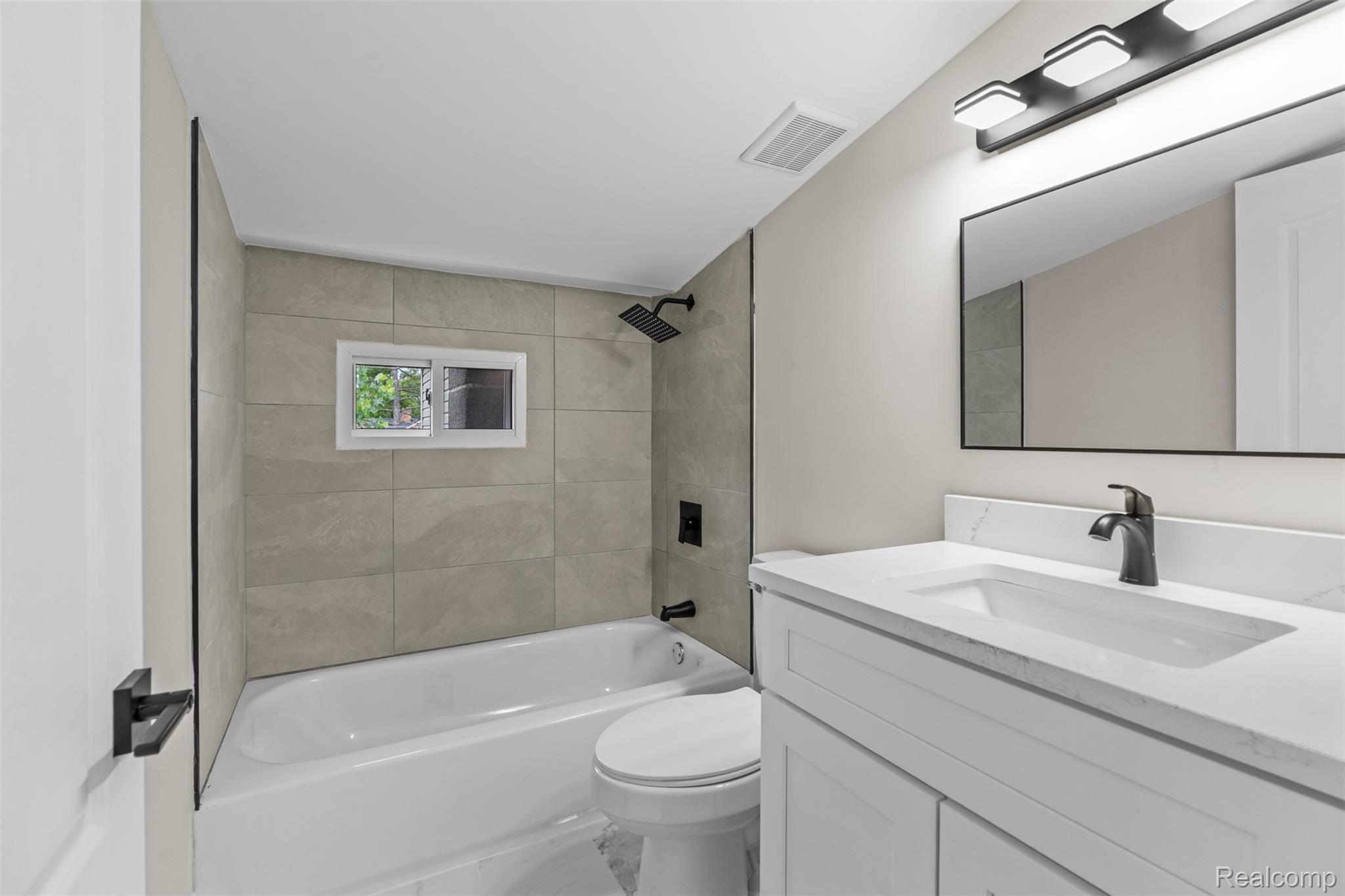 St Clair Shores City, Michigan 48082, United States, 5 Bedrooms Bedrooms, ,3 BathroomsBathrooms,Residential,Active,219943