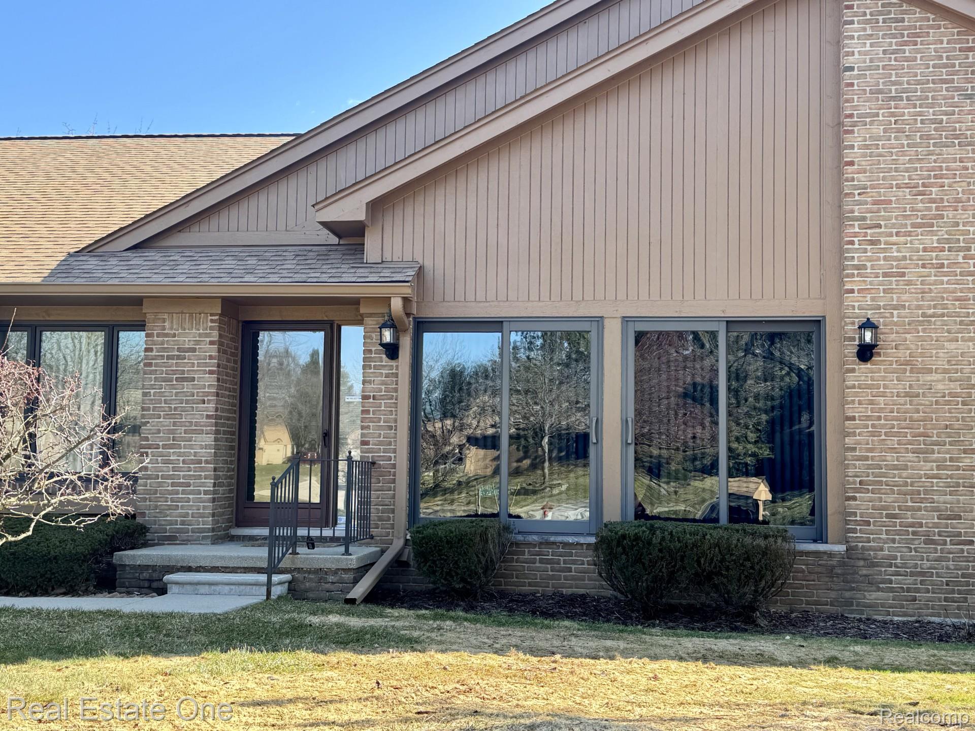 2136 London Bridge Drive