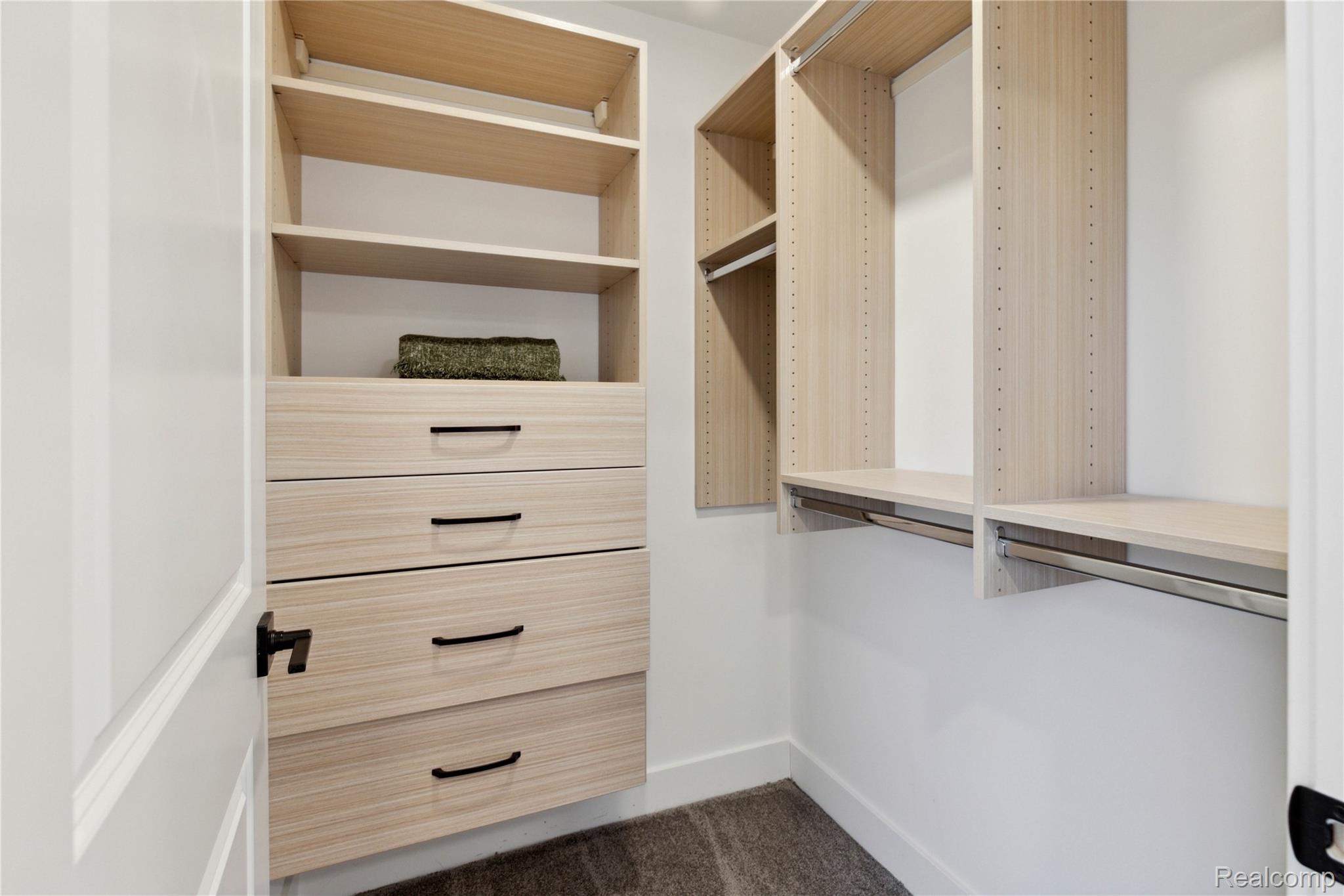 Detroit City, Michigan 48206, United States, 2 Bedrooms Bedrooms, ,3 BathroomsBathrooms,Residential,Active,155529