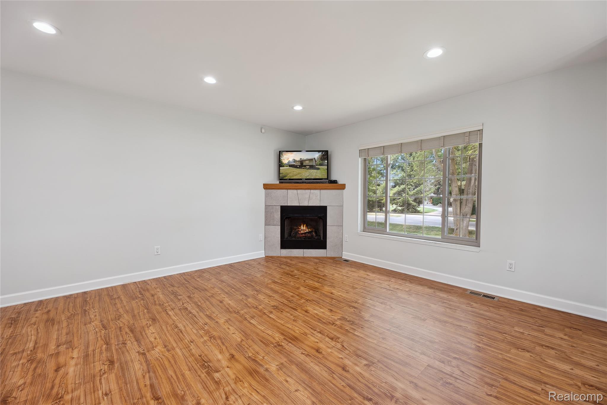 3395 W Maple Road