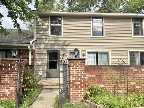 Photo of 15346 Renshaw Drive, Clinton Charter Township, MI 48038 (MLS # 58050214410)