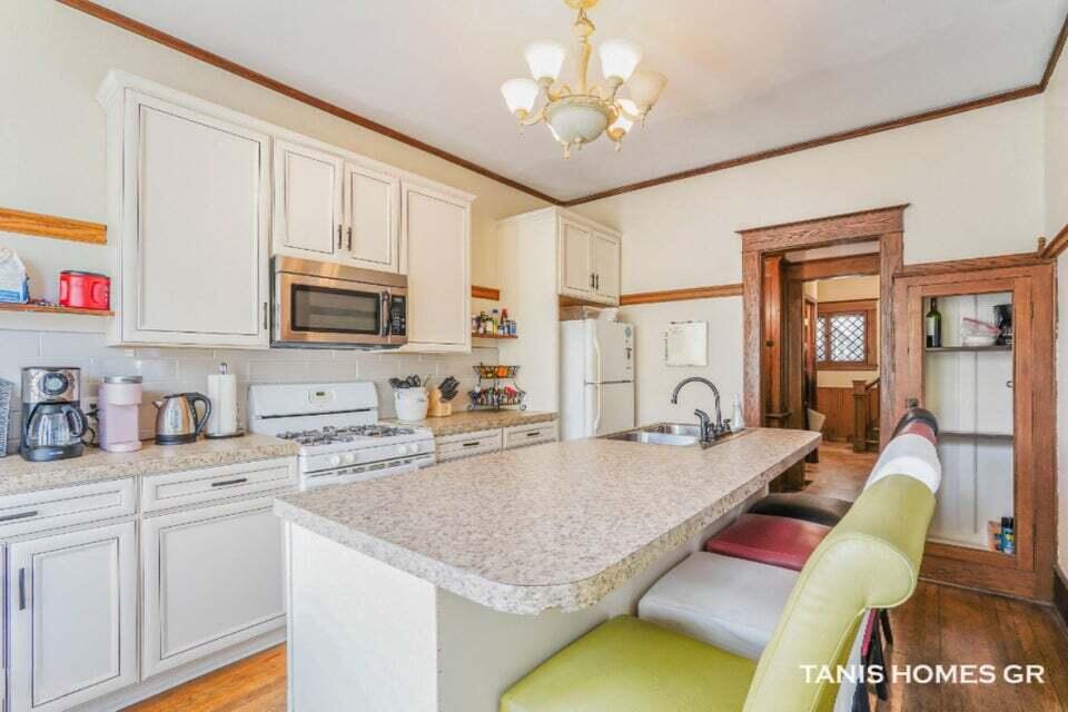 201 Lafayette Avenue NE