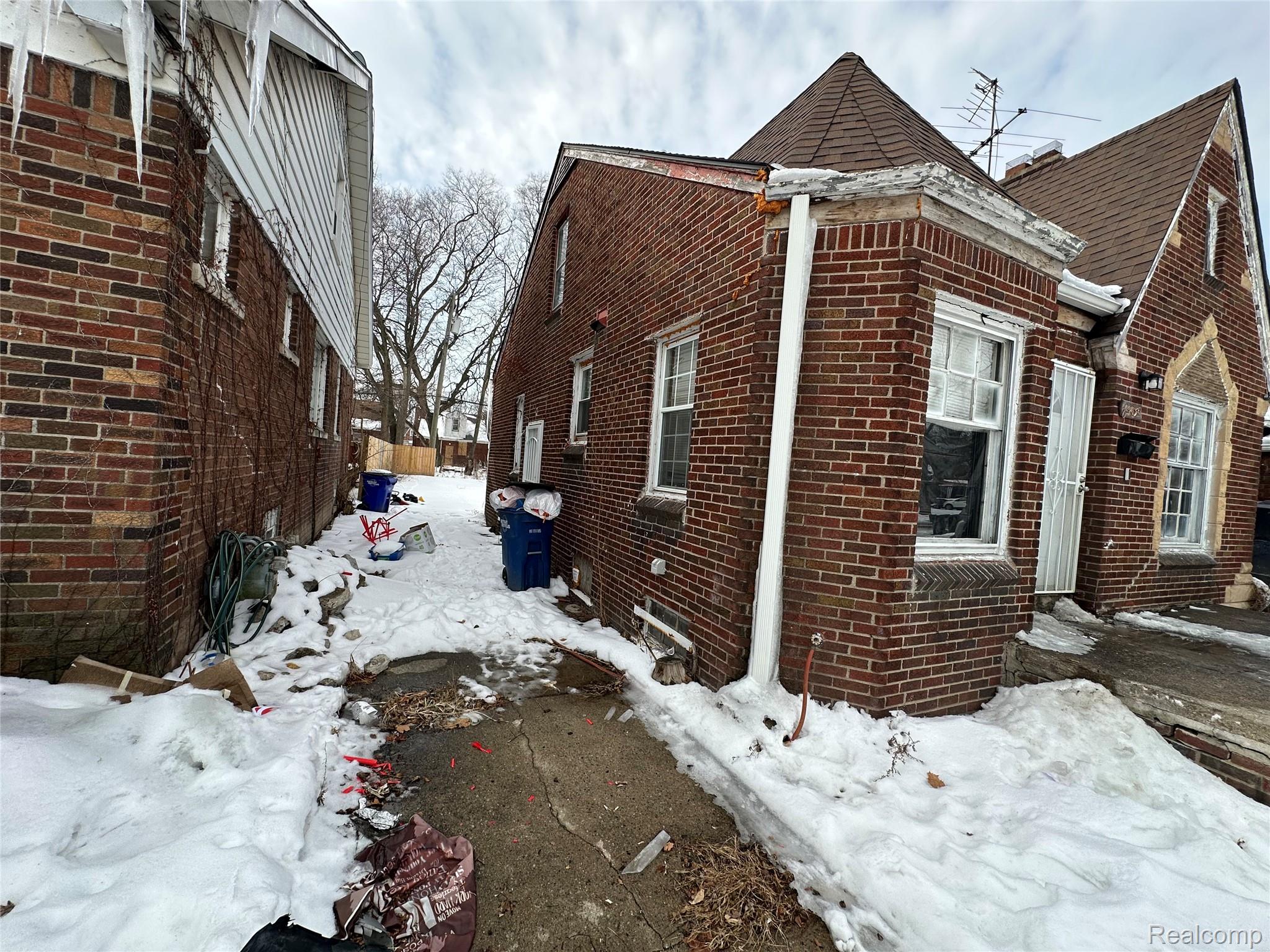 9459 Lakepointe Street